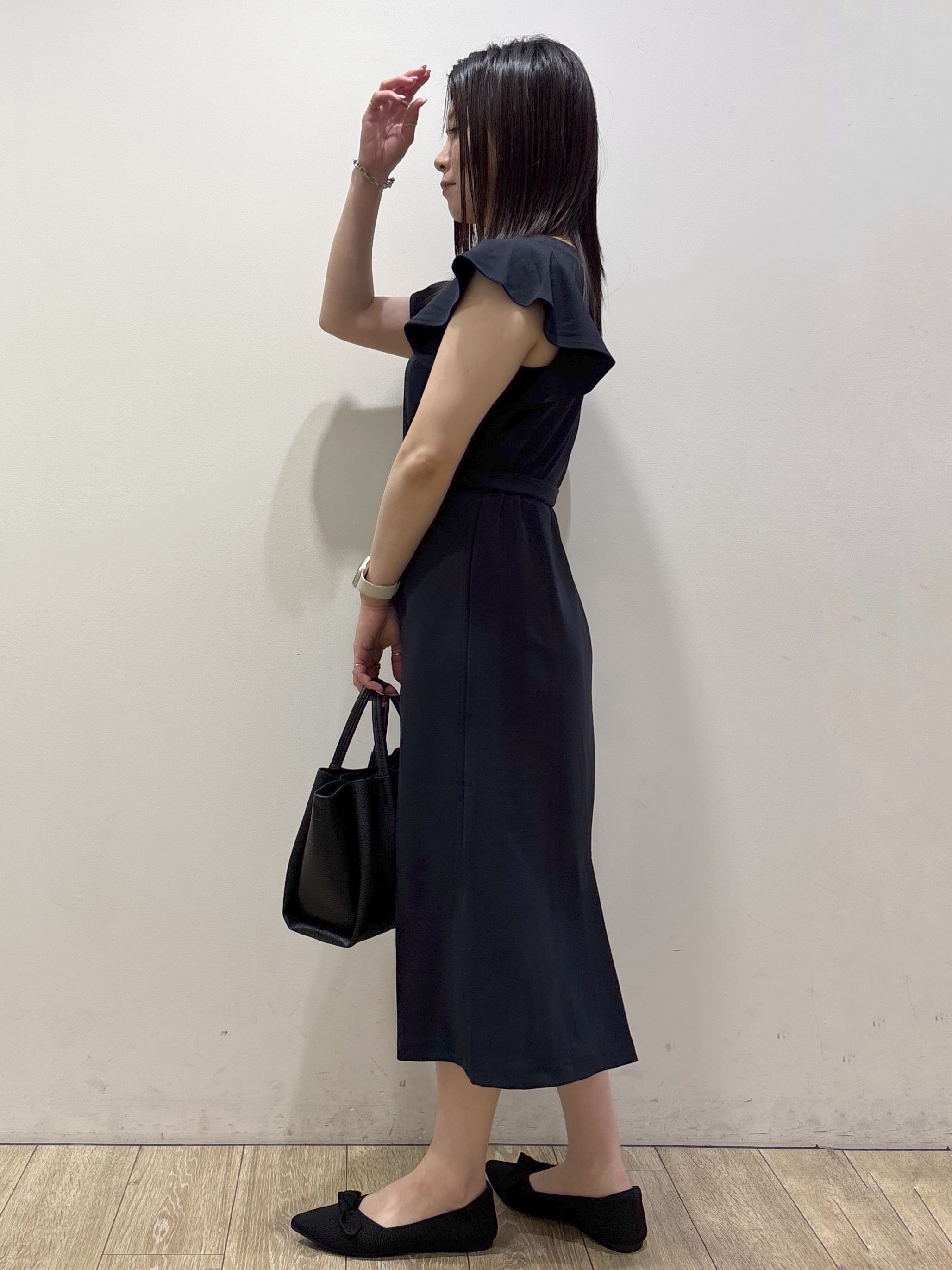 mameさんの「index｜【接触冷感／吸水速乾】キーネックフレアスリーブワンピース《UV／洗濯機OK／ストレッチ》」を使ったコーディネート