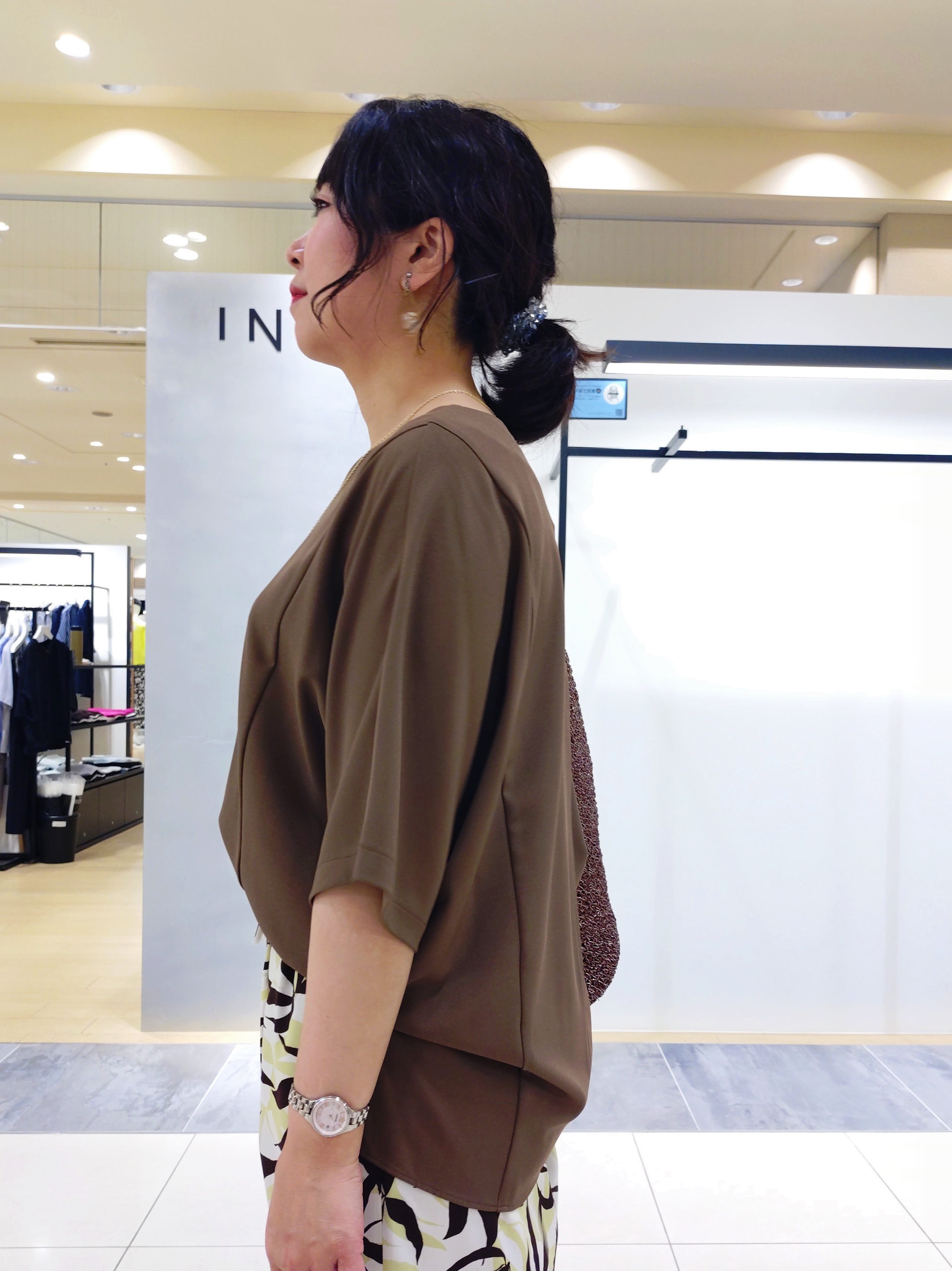 TOMOMIさんの「INDIVI｜【ウエストゴム／着映え】リーフ柄ワイドパンツ」を使ったコーディネート