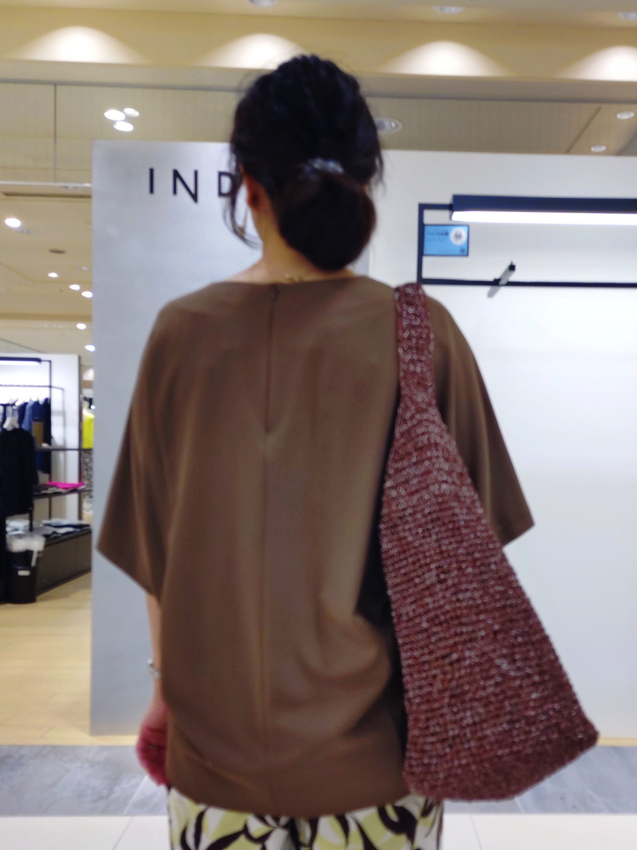 TOMOMIさんの「INDIVI｜【ウエストゴム／着映え】リーフ柄ワイドパンツ」を使ったコーディネート