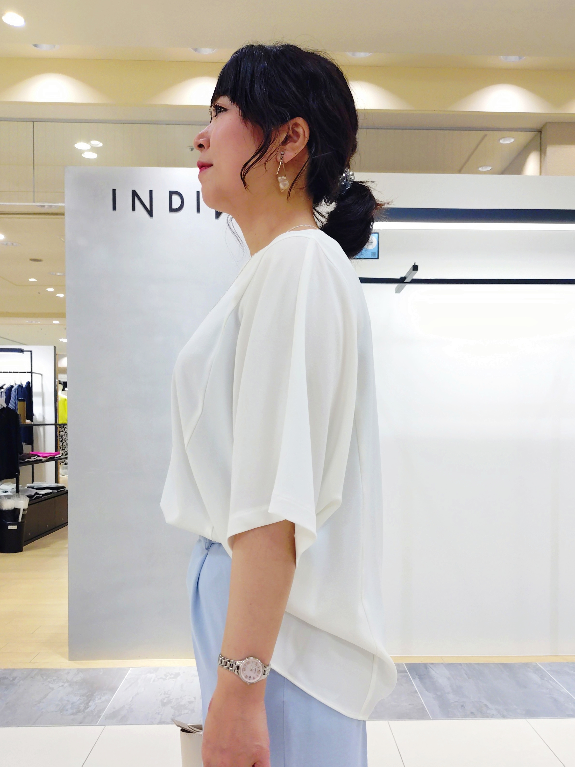 TOMOMIさんの「INDIVI｜【洗える／UVケア／SETUP可】着る日傘ワイドパンツ」を使ったコーディネート