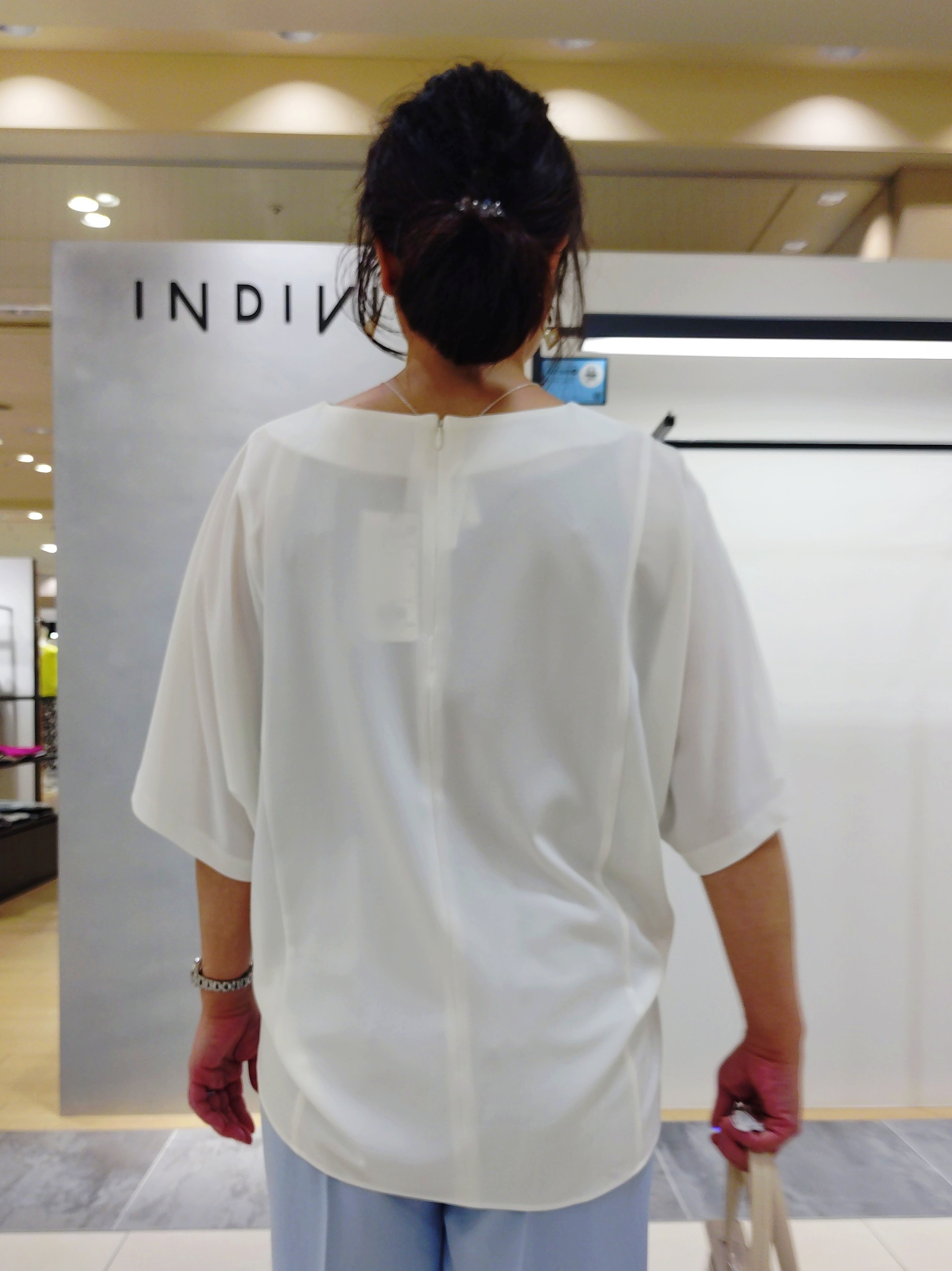 TOMOMIさんの「INDIVI｜【洗える／UVケア／SETUP可】着る日傘ワイドパンツ」を使ったコーディネート
