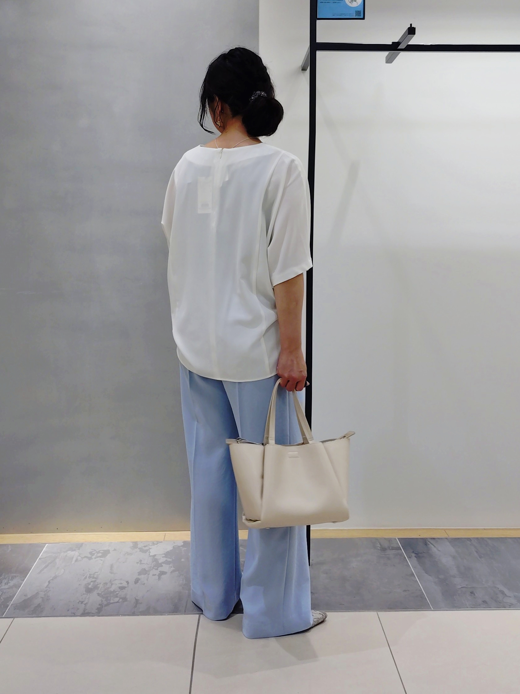 TOMOMIさんの「INDIVI｜【洗える／UVケア／SETUP可】着る日傘ワイドパンツ」を使ったコーディネート