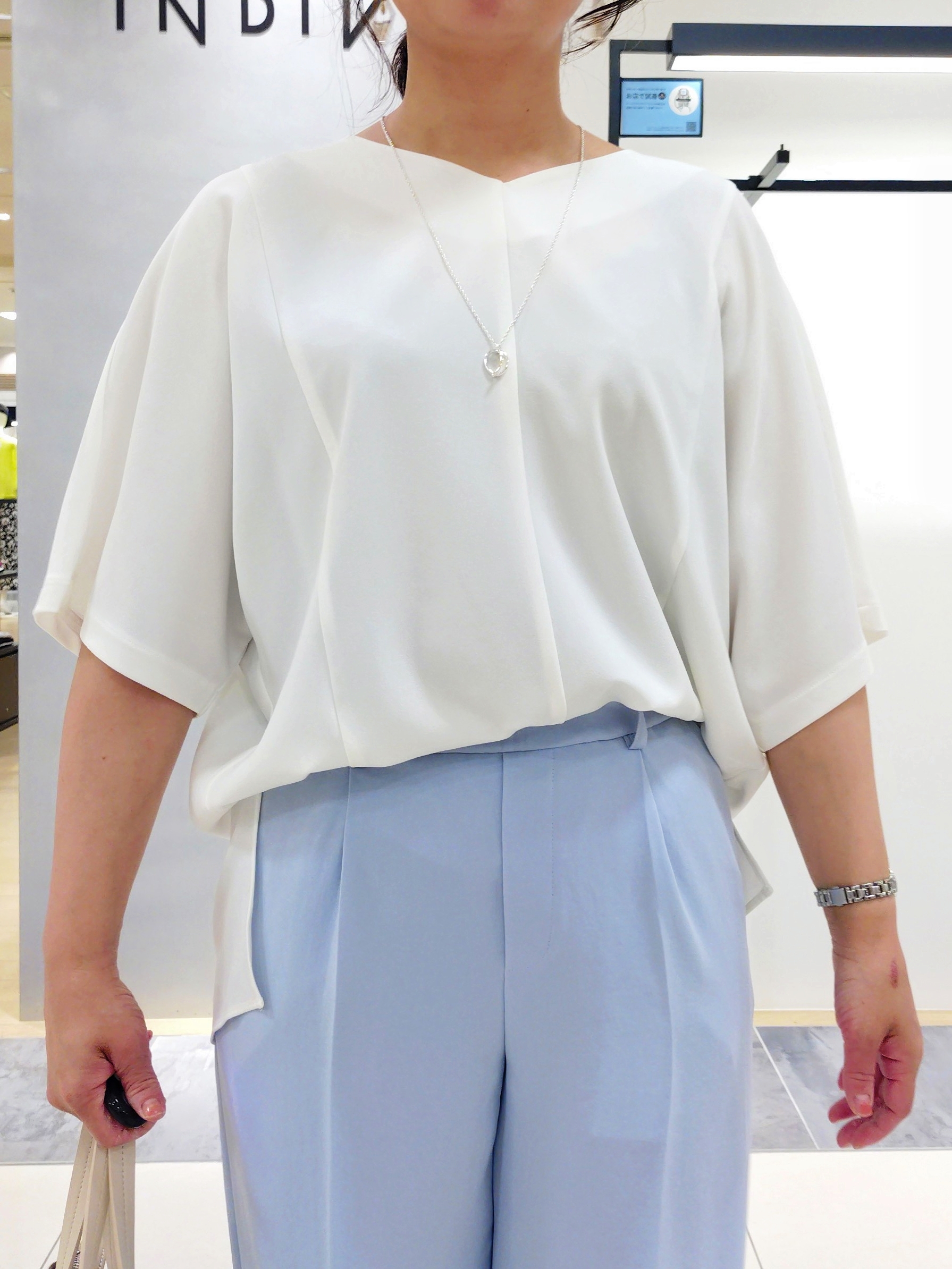 TOMOMIさんの「INDIVI｜【洗える／UVケア／SETUP可】着る日傘ワイドパンツ」を使ったコーディネート