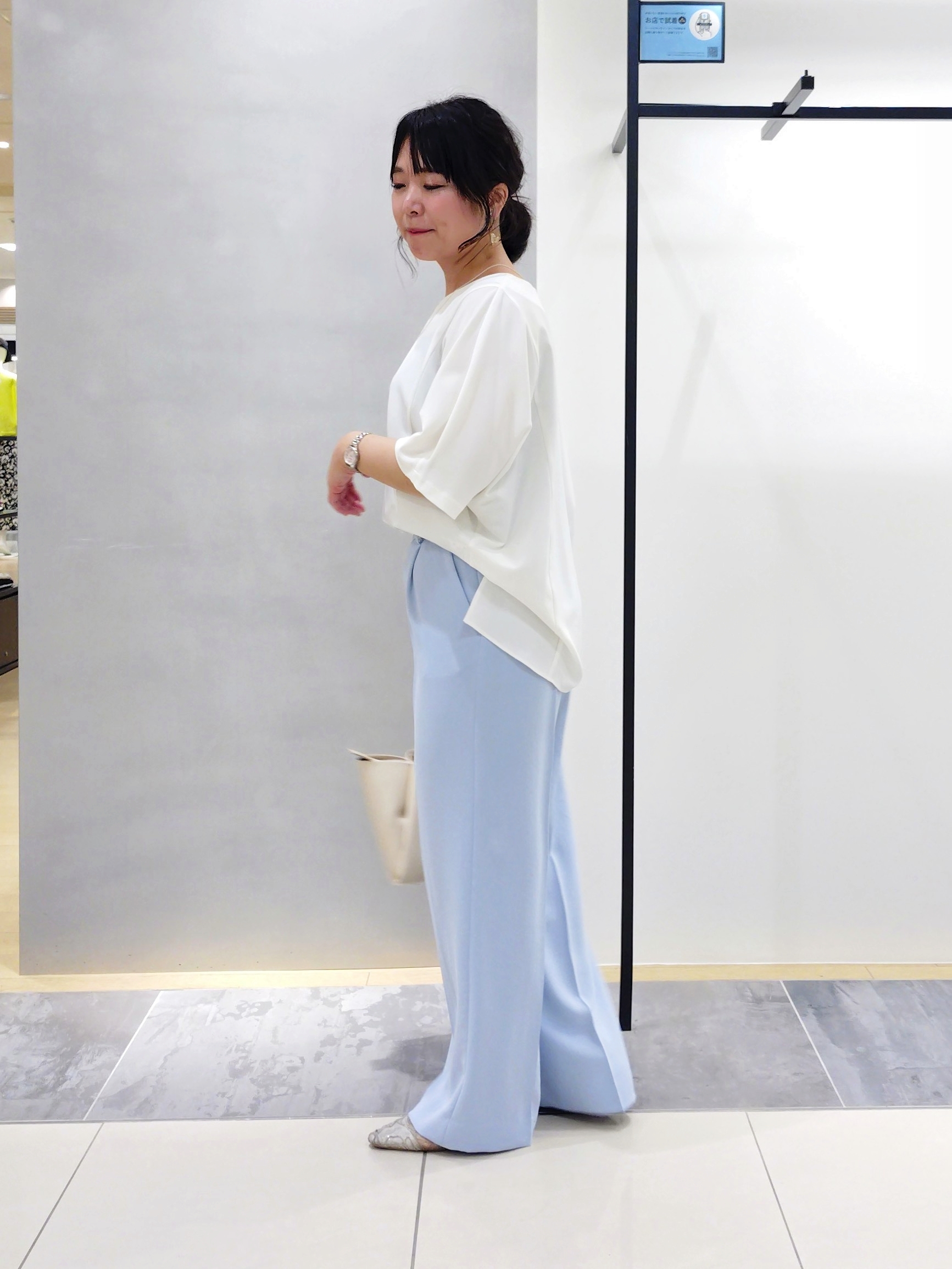 TOMOMIさんの「INDIVI｜【洗える／UVケア／SETUP可】着る日傘ワイドパンツ」を使ったコーディネート