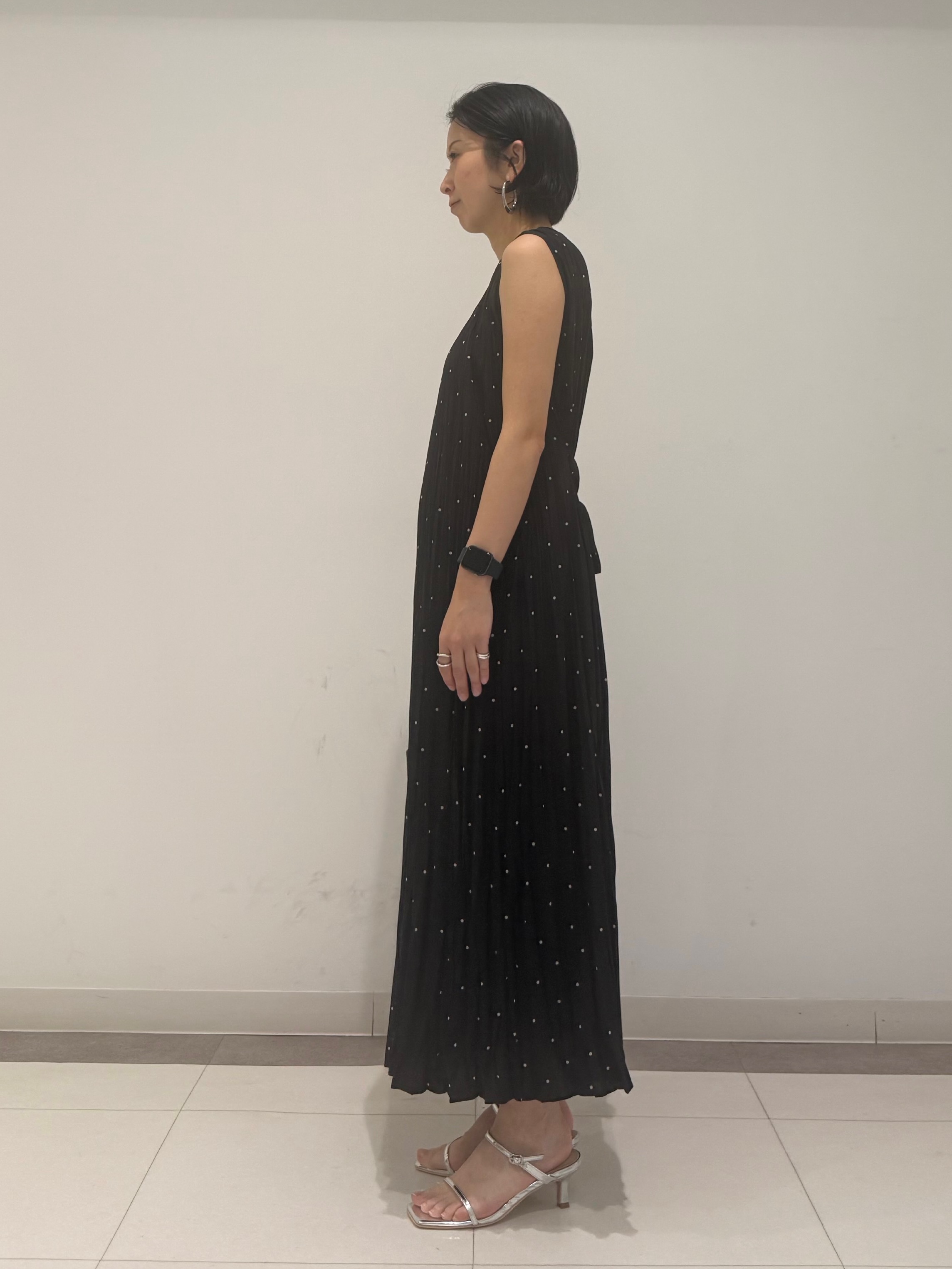 MIYAKAWAさんの「DRESSTERIOR｜【ウォッシャブル/2WAYシルエット】ノースリーブプリーツワンピース」を使ったコーディネート