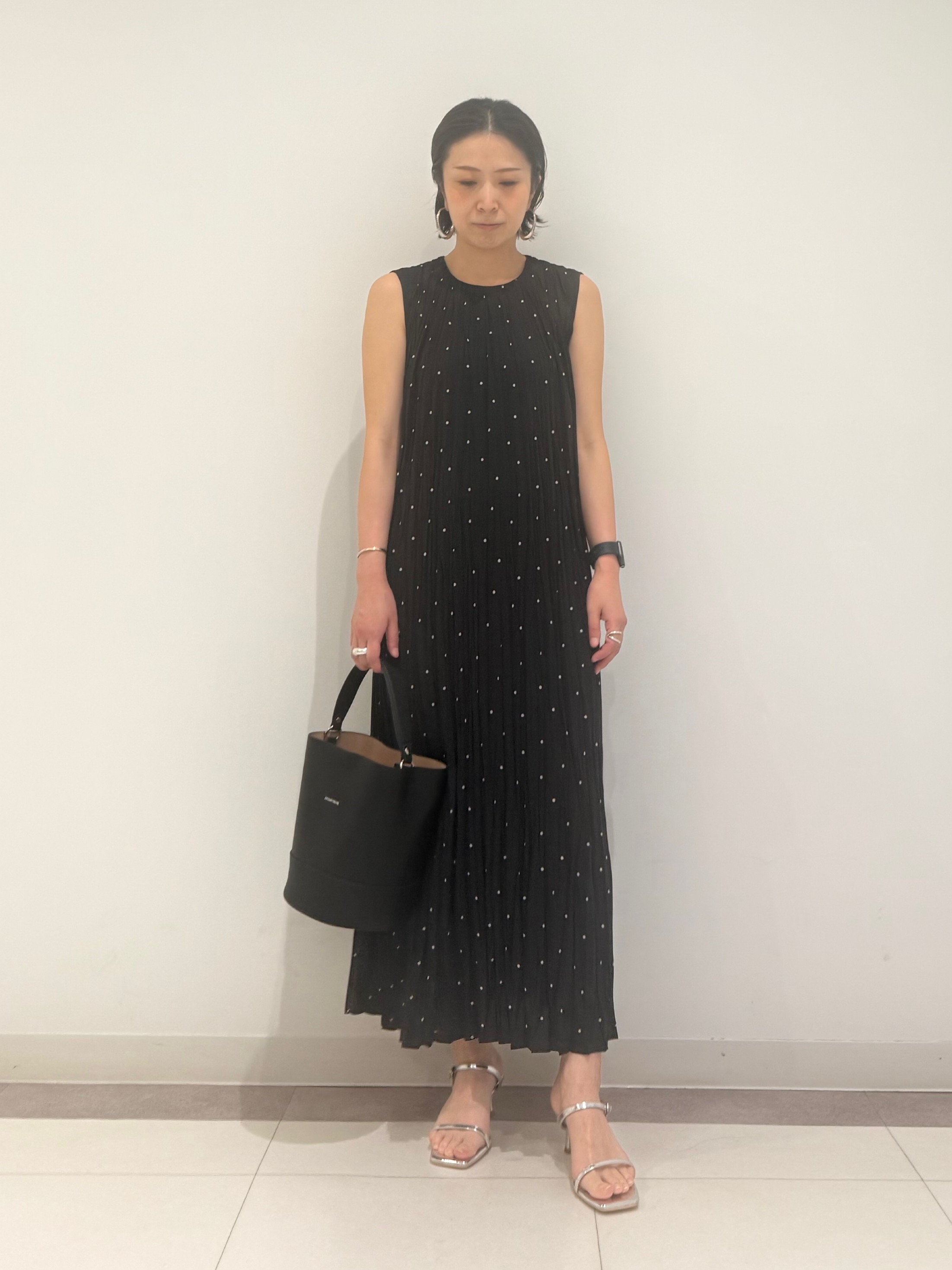 MIYAKAWAさんの「DRESSTERIOR｜【ウォッシャブル/2WAYシルエット】ノースリーブプリーツワンピース」を使ったコーディネート