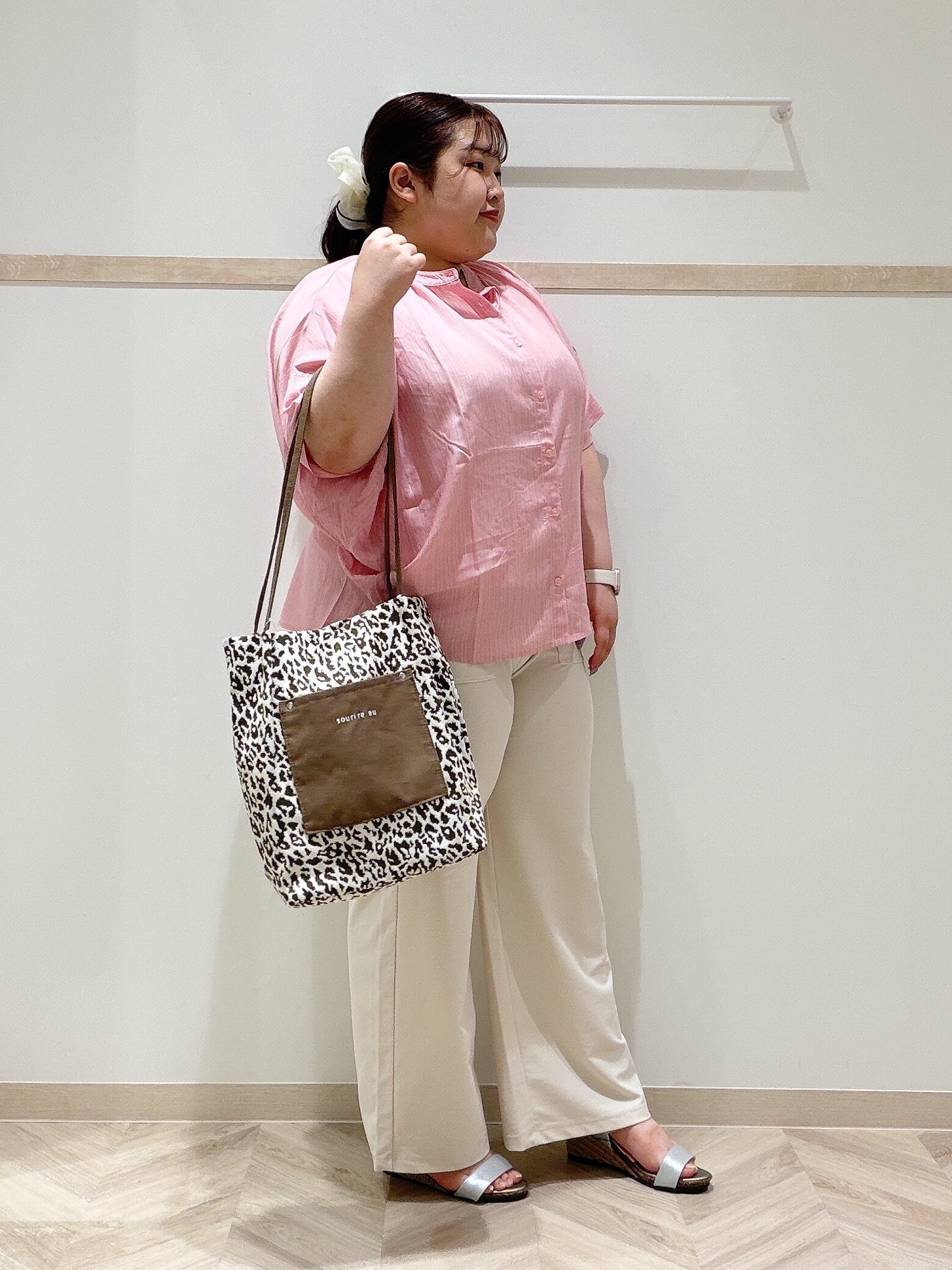 ゆめかさんの「SHOO･LA･RUE｜【ひんやり/洗濯機可/体型カバー】二の腕隠れる ゆるっと襟ギャザーレーヨンブラウス」を使ったコーディネート