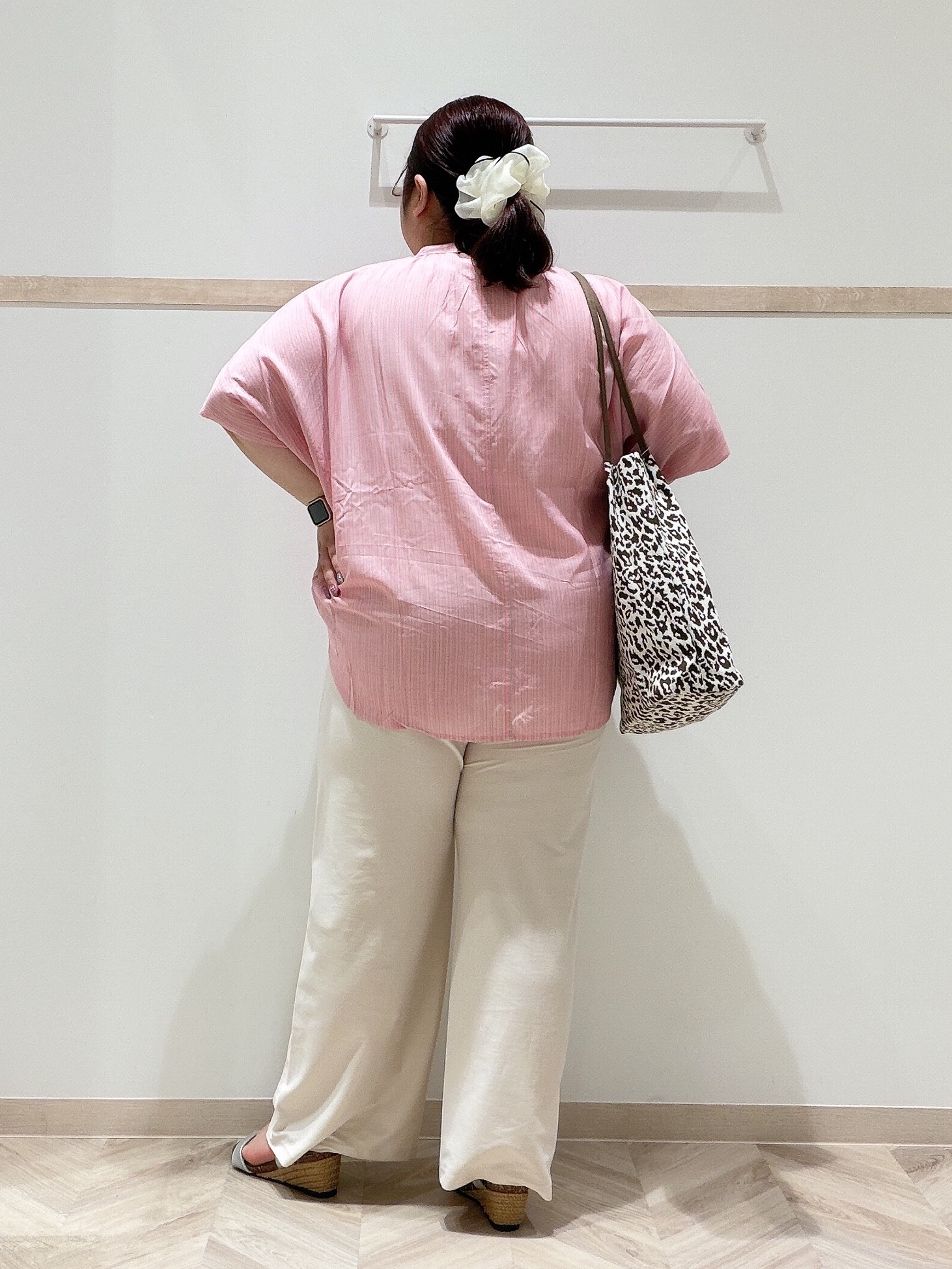 ゆめかさんの「SHOO･LA･RUE｜【ひんやり/洗濯機可/体型カバー】二の腕隠れる ゆるっと襟ギャザーレーヨンブラウス」を使ったコーディネート