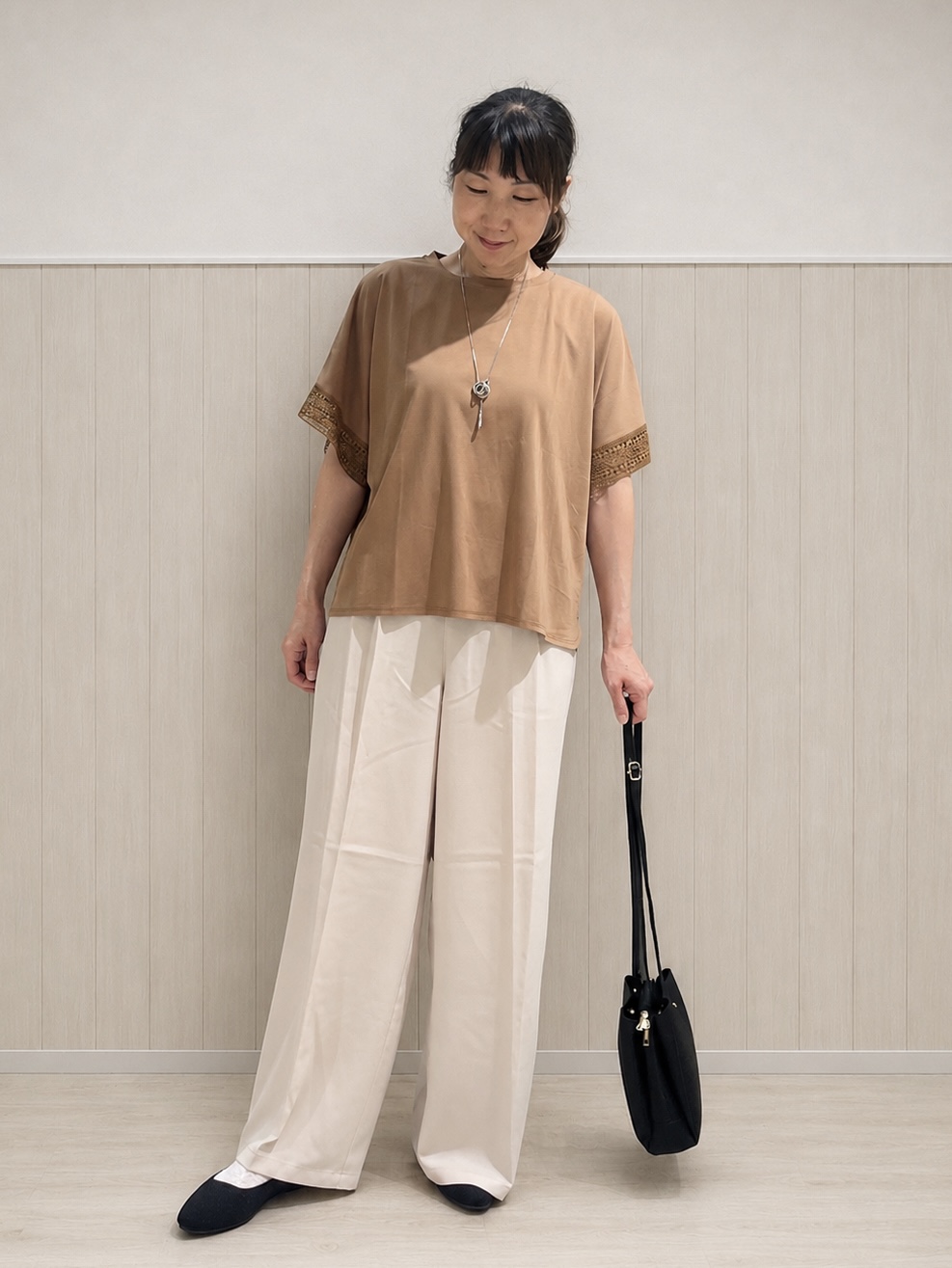 まつみさんの「SHOO･LA･RUE｜【ひんやり/UV】お袖レースが上品 ゆったりとろみトップス」を使ったコーディネート