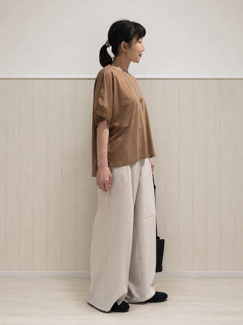 まつみさんの「SHOO･LA･RUE｜【ひんやり/UV】お袖レースが上品 ゆったりとろみトップス」を使ったコーディネート