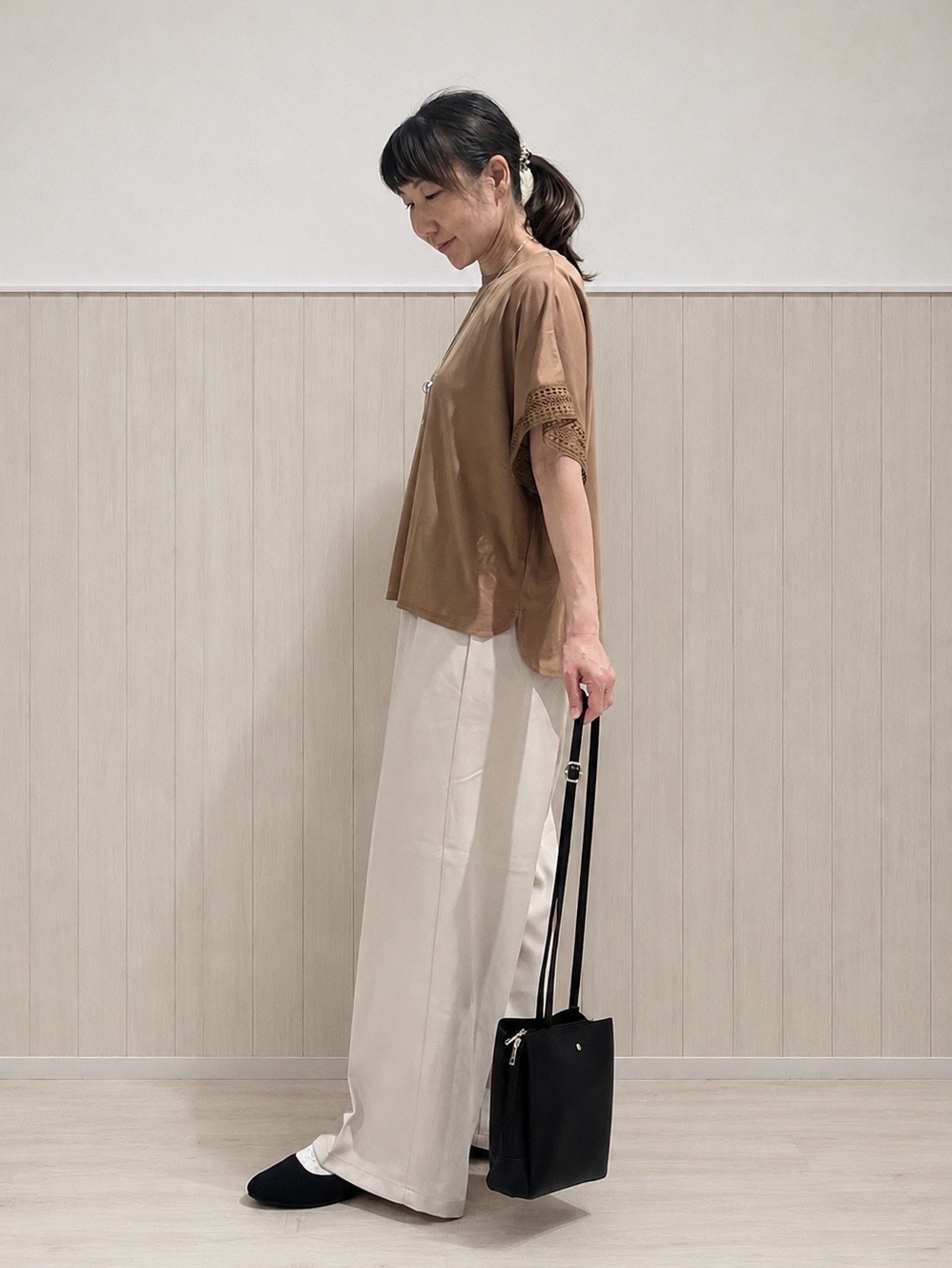 まつみさんの「SHOO･LA･RUE｜【ひんやり/UV】お袖レースが上品 ゆったりとろみトップス」を使ったコーディネート