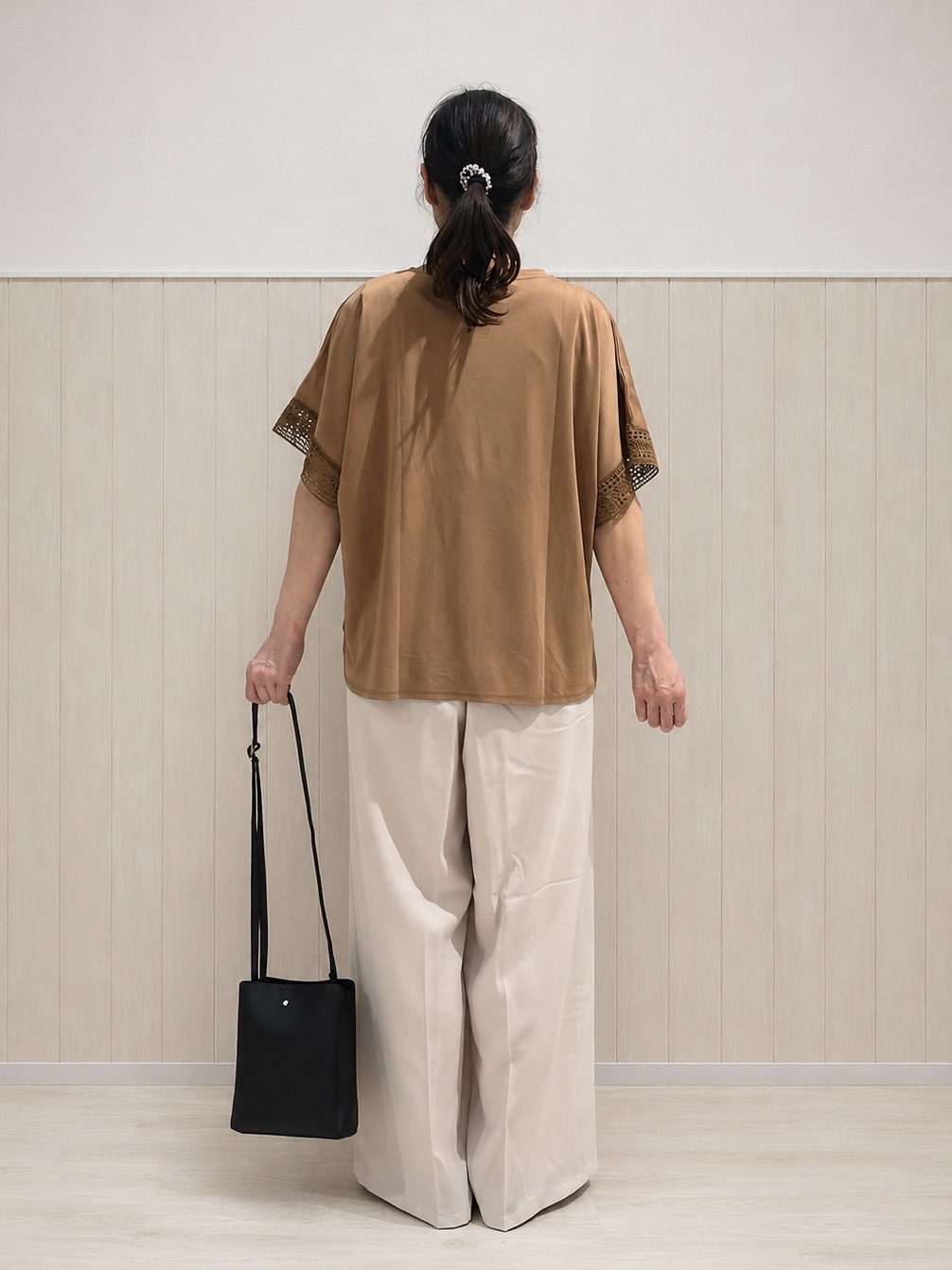 まつみさんの「SHOO･LA･RUE｜【ひんやり/UV】お袖レースが上品 ゆったりとろみトップス」を使ったコーディネート