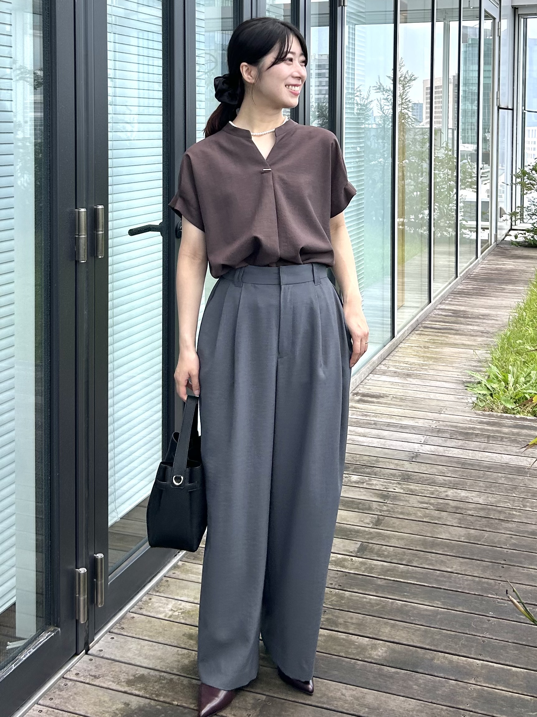 RINAさんの「index｜【接触冷感／吸水速乾】タックスキッパーブラウス《防シワ／イージーアイロン／洗濯機OK／9col》」を使ったコーディネート