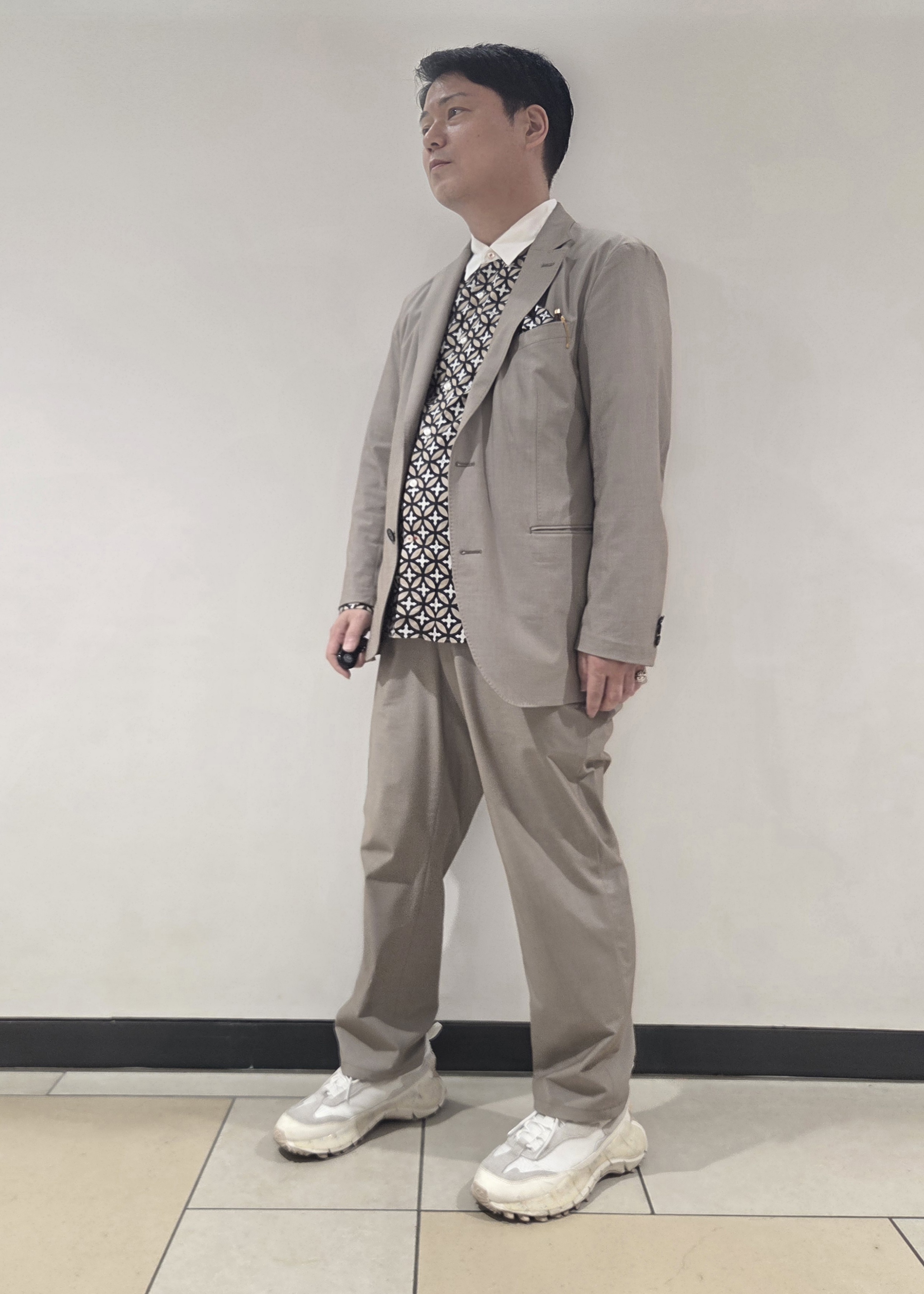 かずさんの「DRESSTERIOR｜オーバーラップサークル シルクスカーフ・ポケットチーフ」を使ったコーディネート