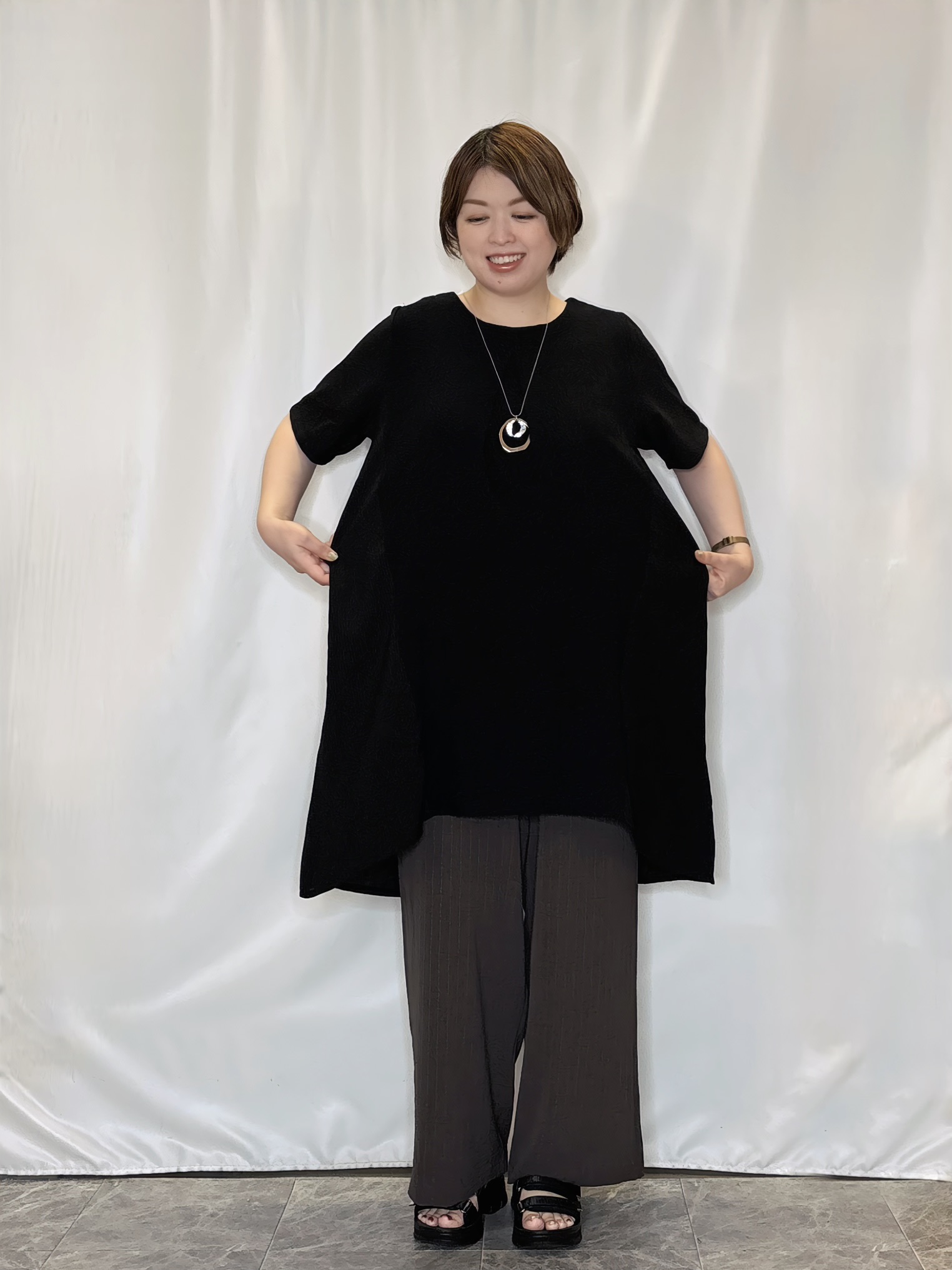 たみさんの「SHOO･LA･RUE｜【洗濯機可/体型カバー】上から着るだけ 異素材切替 Aラインチュニックワンピース」を使ったコーディネート