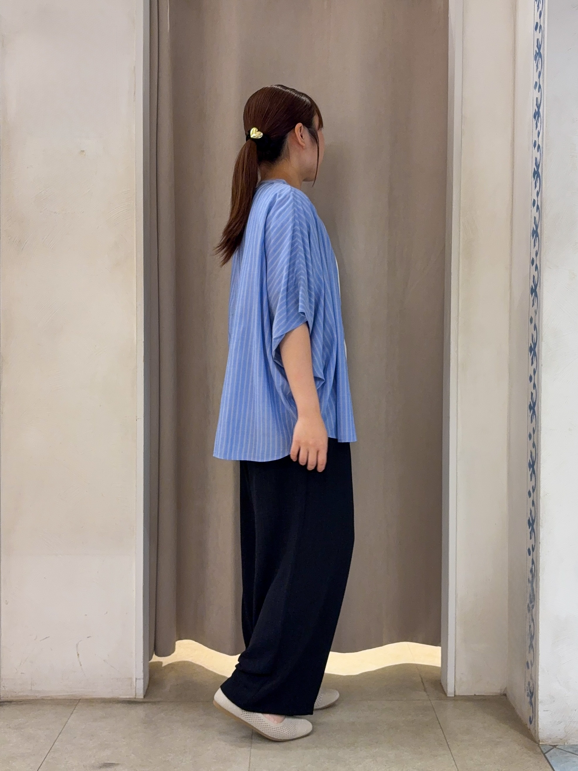SO(R)Aさんの「SHOO･LA･RUE｜【ひんやり/洗濯機可/体型カバー】二の腕隠れる ゆるっと襟ギャザーレーヨンブラウス」を使ったコーディネート