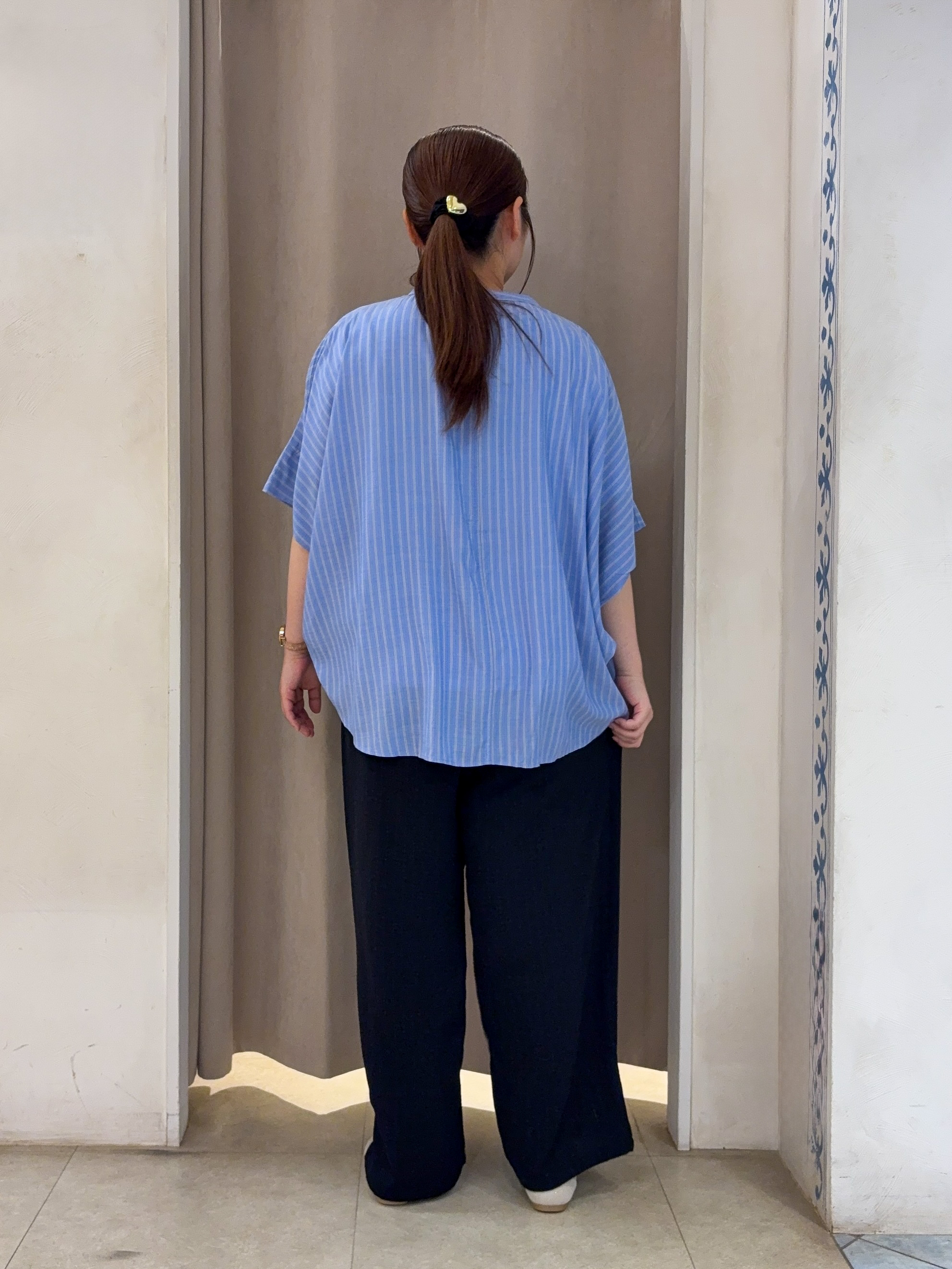 SO(R)Aさんの「SHOO･LA･RUE｜【ひんやり/洗濯機可/体型カバー】二の腕隠れる ゆるっと襟ギャザーレーヨンブラウス」を使ったコーディネート
