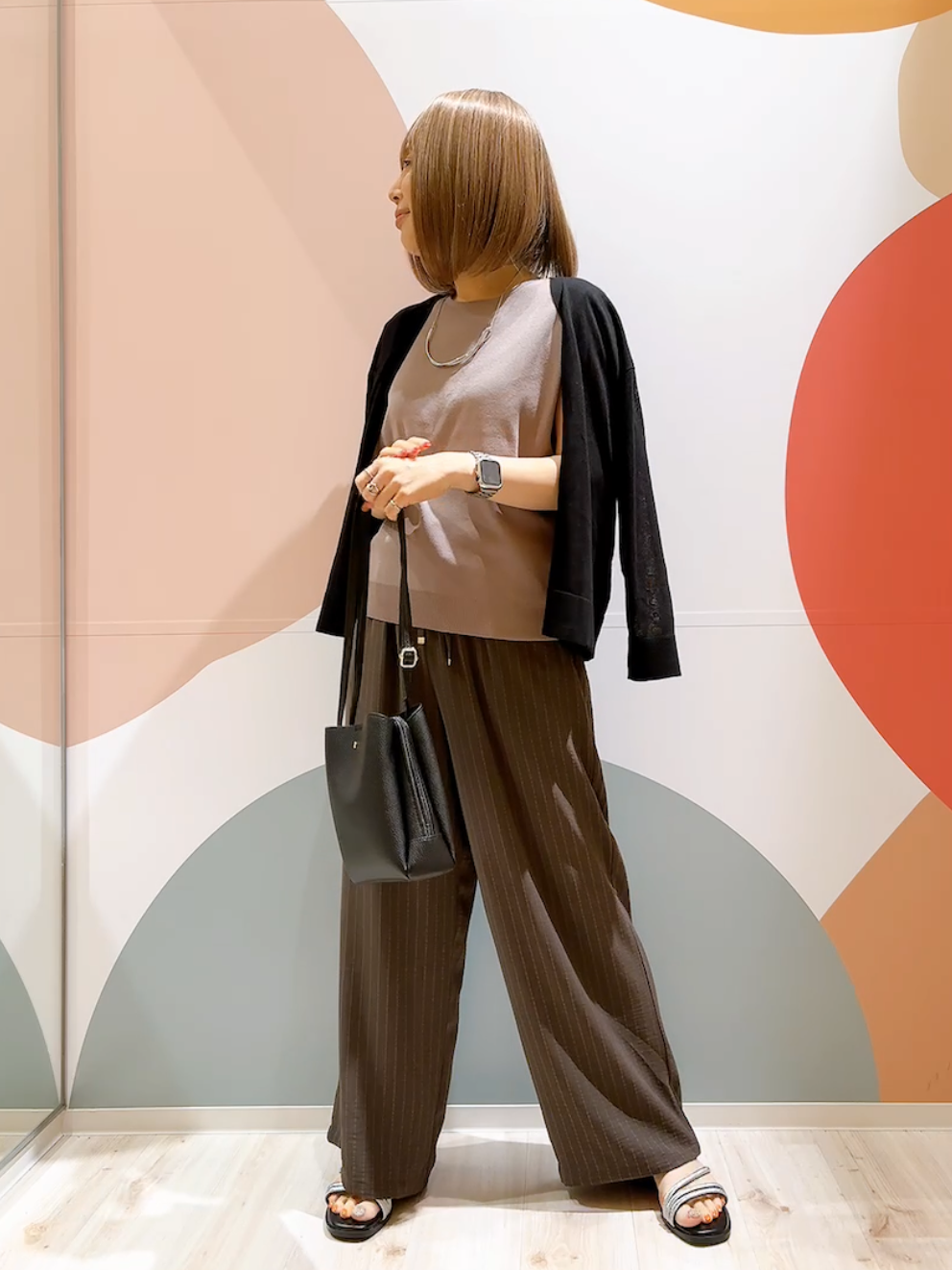 長男さんの「SHOO･LA･RUE｜【ひんやり/洗濯機可/S-LL】インせず着られる 大人シンプルサマーニット」を使ったコーディネート