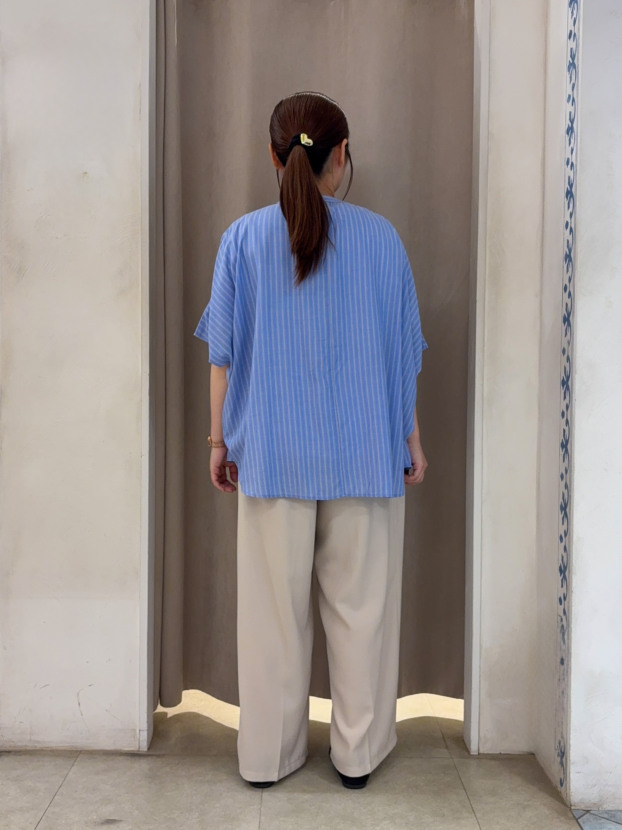 SO(R)Aさんの「SHOO･LA･RUE｜【ひんやり/洗濯機可/体型カバー】二の腕隠れる ゆるっとドルマンバンドカラーシャツ」を使ったコーディネート