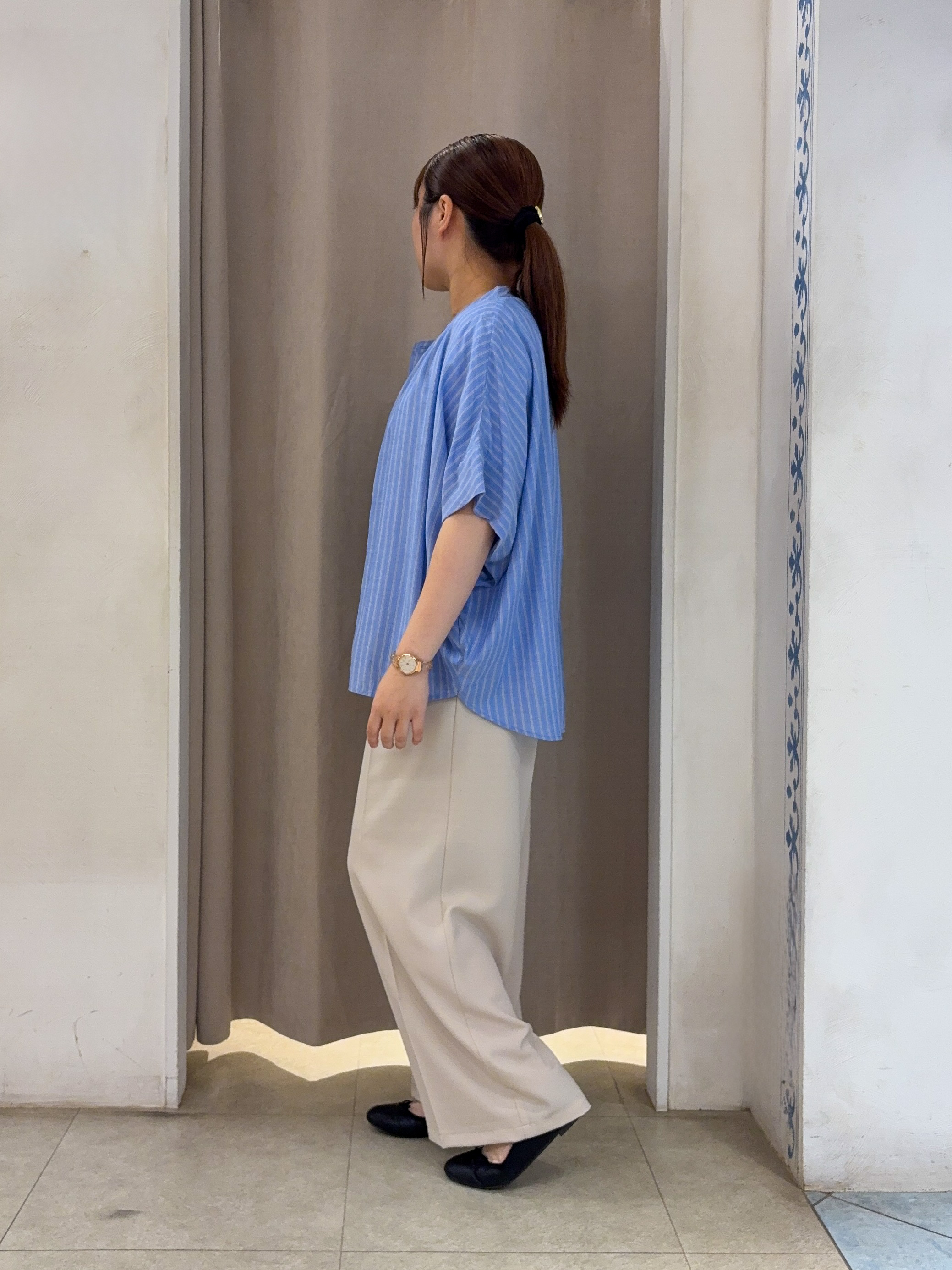 SO(R)Aさんの「SHOO･LA･RUE｜【ひんやり/洗濯機可/体型カバー】二の腕隠れる ゆるっとドルマンバンドカラーシャツ」を使ったコーディネート