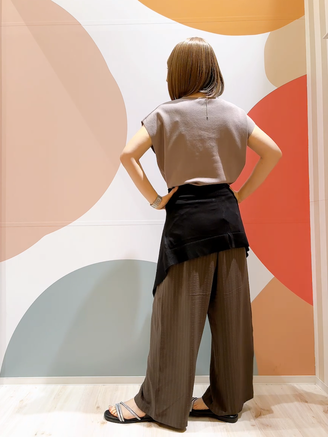長男さんの「SHOO･LA･RUE｜【ひんやり/洗濯機可/S-LL】インせず着られる 大人シンプルサマーニット」を使ったコーディネート