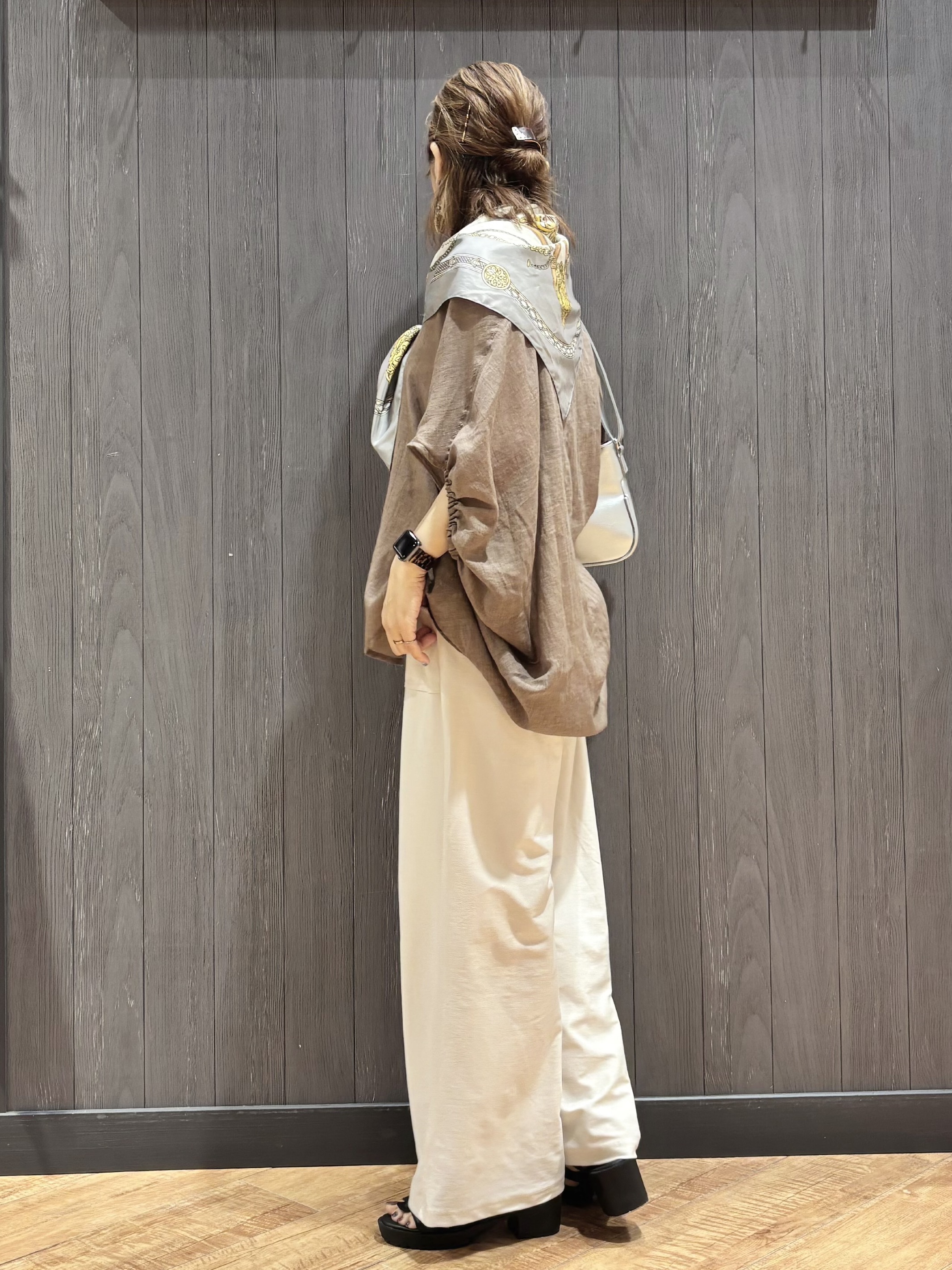 meiさんの「SHOO･LA･RUE｜【体型カバー】バルーン風ゆるシャツブラウス」を使ったコーディネート