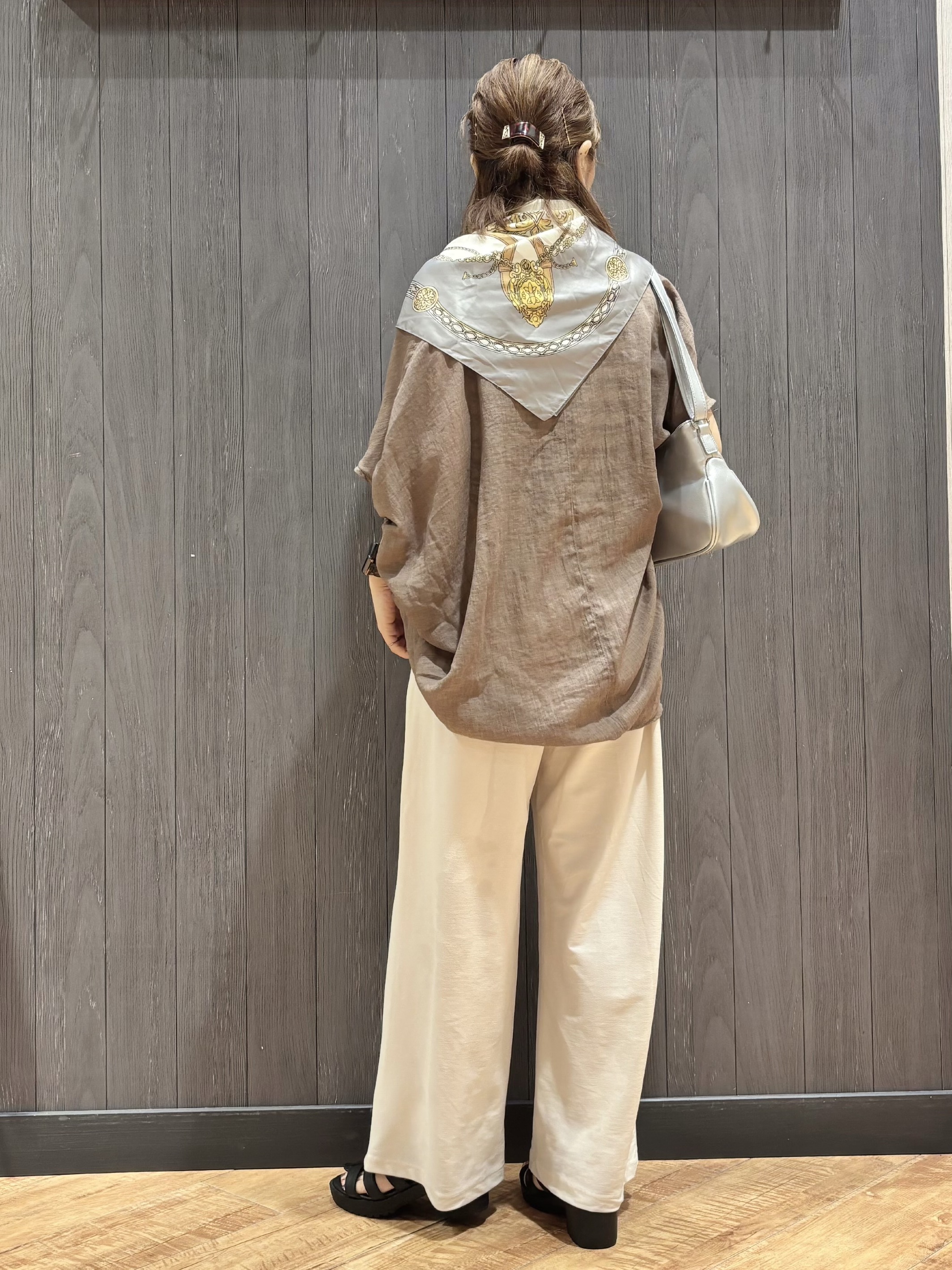 meiさんの「SHOO･LA･RUE｜【体型カバー】バルーン風ゆるシャツブラウス」を使ったコーディネート