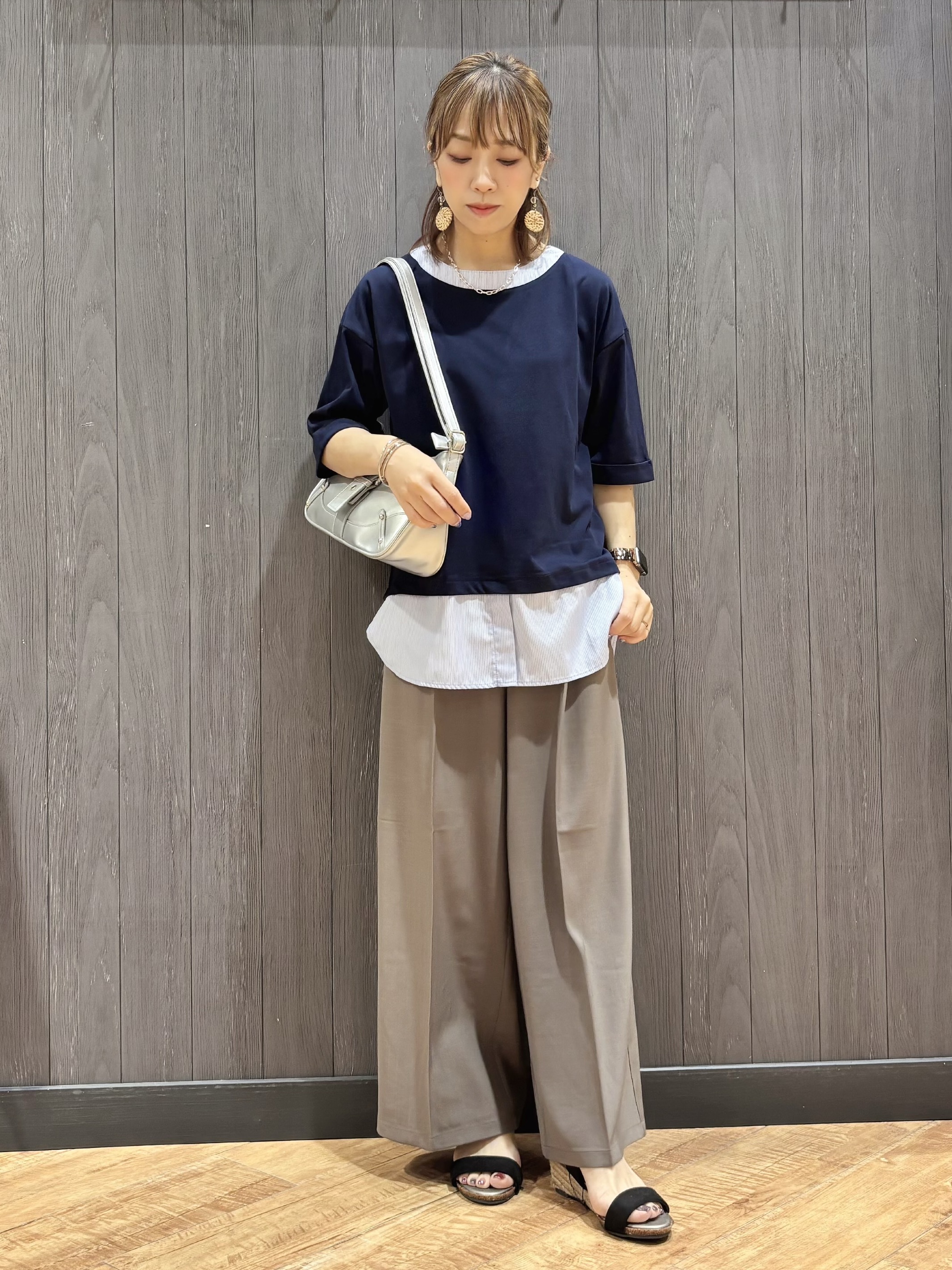 meiさんの「SHOO･LA･RUE｜【インせず着られる/二の腕隠れる】重ね着風 シャツドッキングトップス」を使ったコーディネート