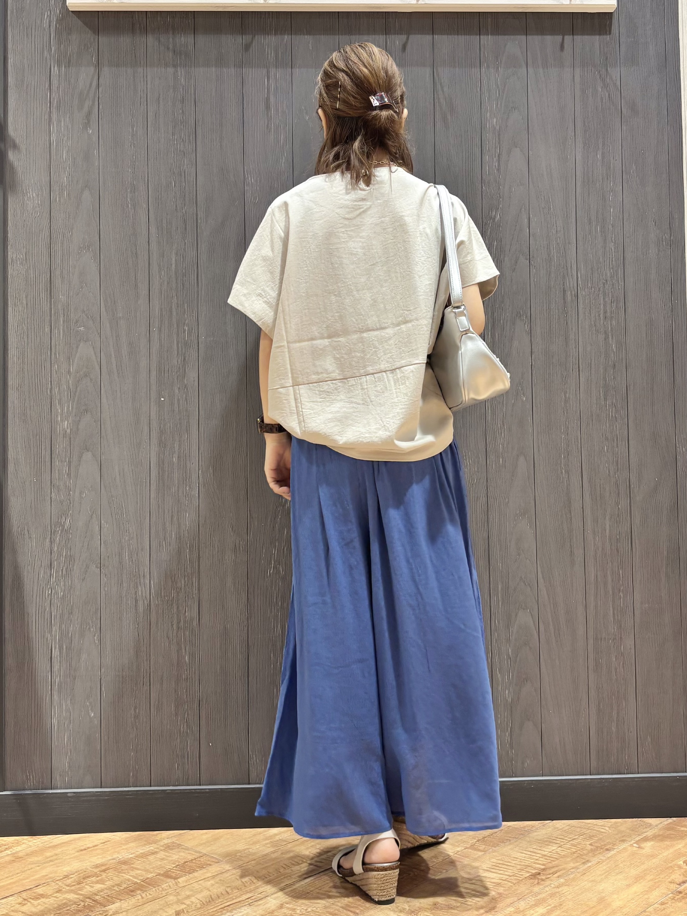 meiさんの「SHOO･LA･RUE｜【洗濯機可/セットアップ可】軽凛(かろりん) ひんやり切替コクーントップス」を使ったコーディネート