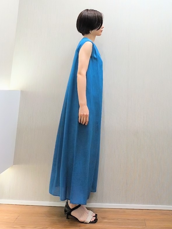 ミズタさんの「UNTITLED｜【通気性/前開きボタン】シアーVネックワンピース」を使ったコーディネート