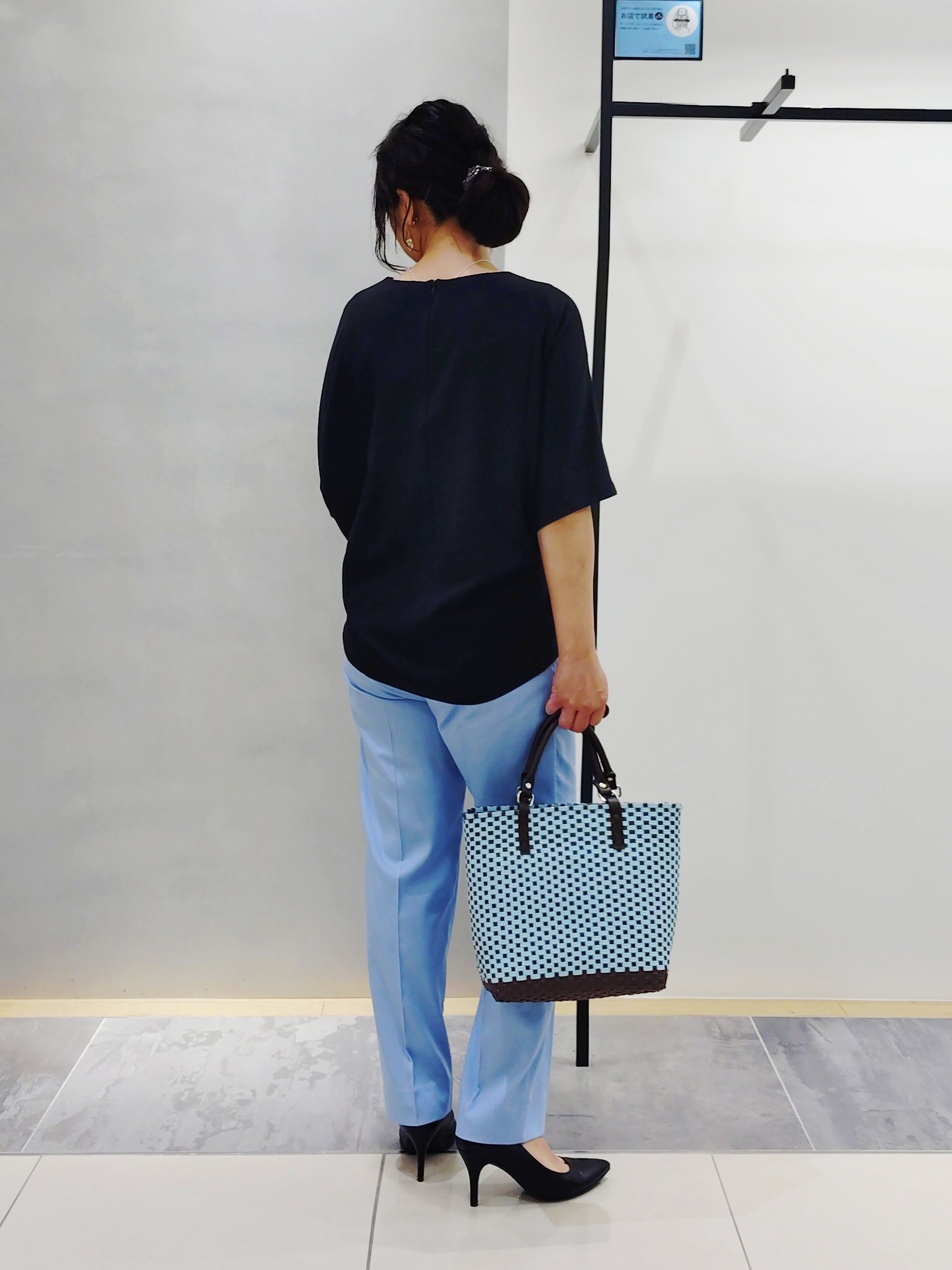 TOMOMIさんの「INDIVI｜【洗える／UVケア／SETUP可能】デニムライクテーパードパンツ」を使ったコーディネート