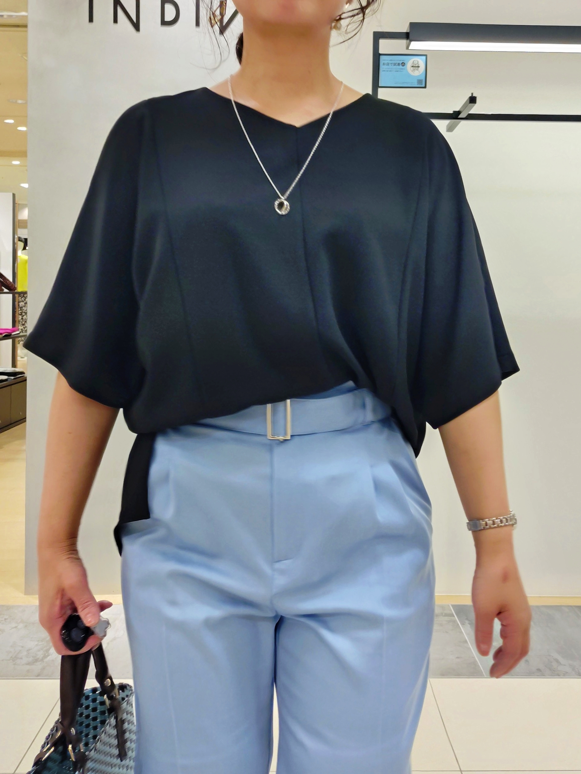 TOMOMIさんの「INDIVI｜【洗える／UVケア／SETUP可能】デニムライクテーパードパンツ」を使ったコーディネート