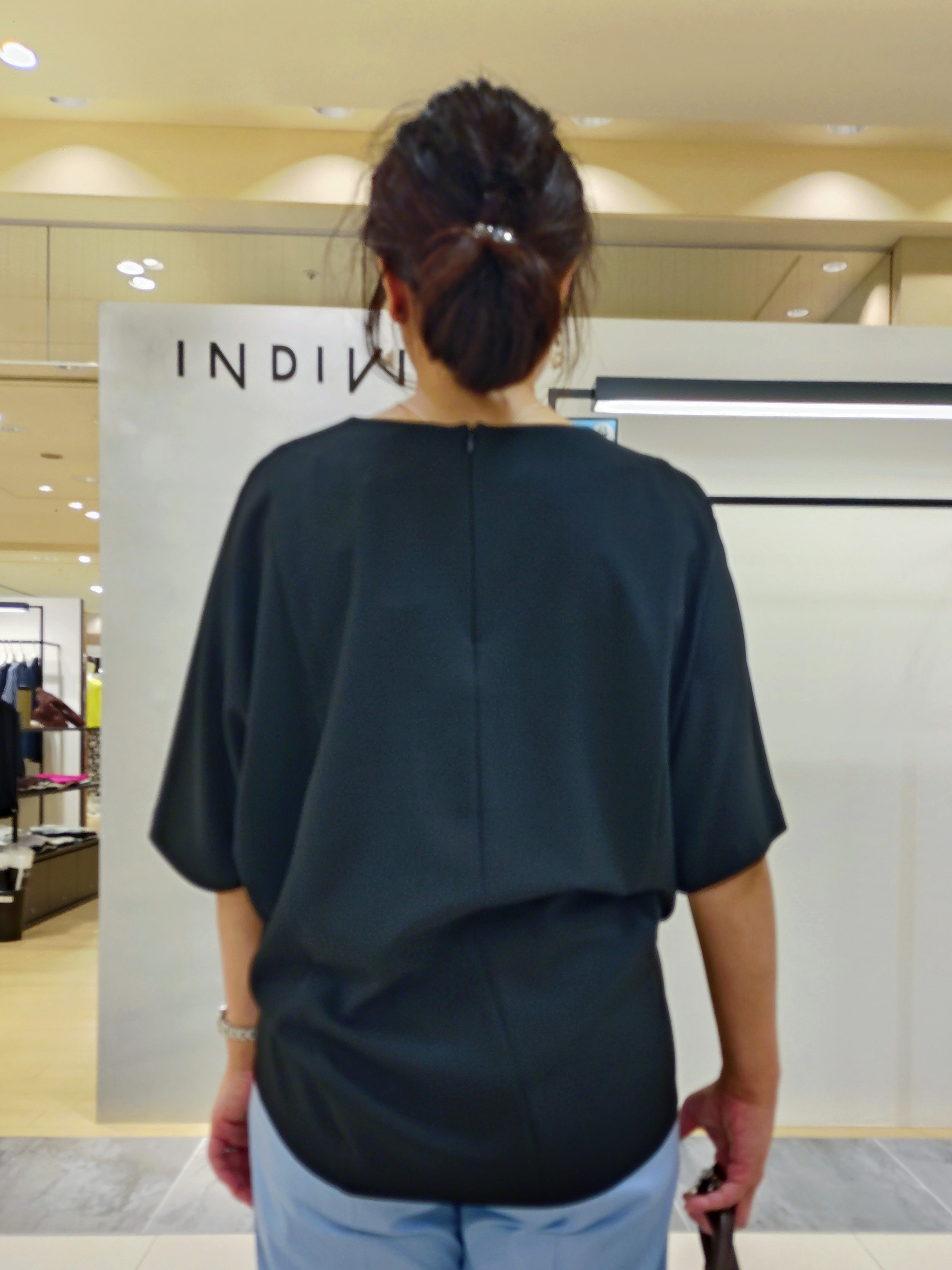 TOMOMIさんの「INDIVI｜【洗える／UVケア／SETUP可能】デニムライクテーパードパンツ」を使ったコーディネート