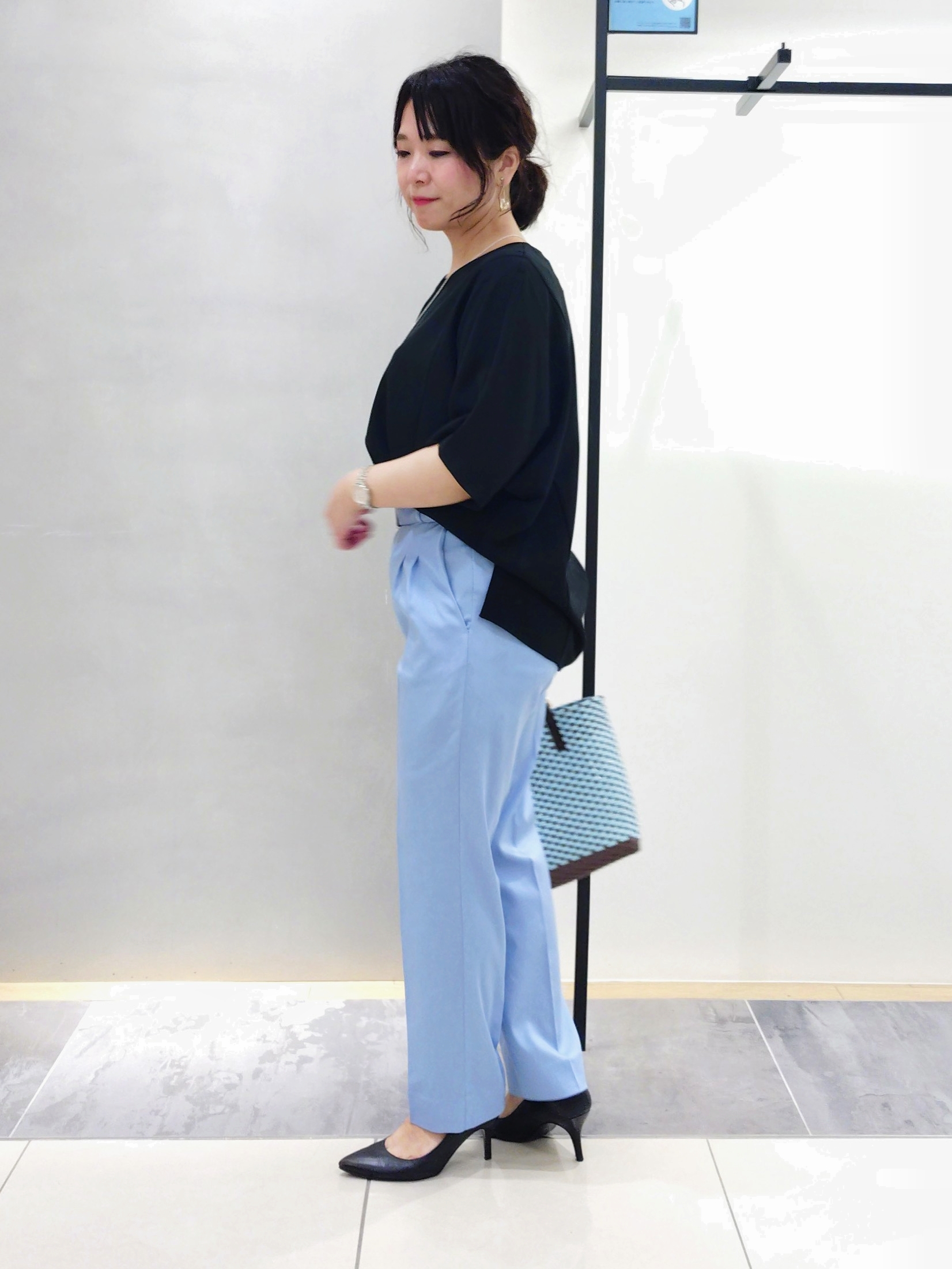 TOMOMIさんの「INDIVI｜【洗える／UVケア／SETUP可能】デニムライクテーパードパンツ」を使ったコーディネート