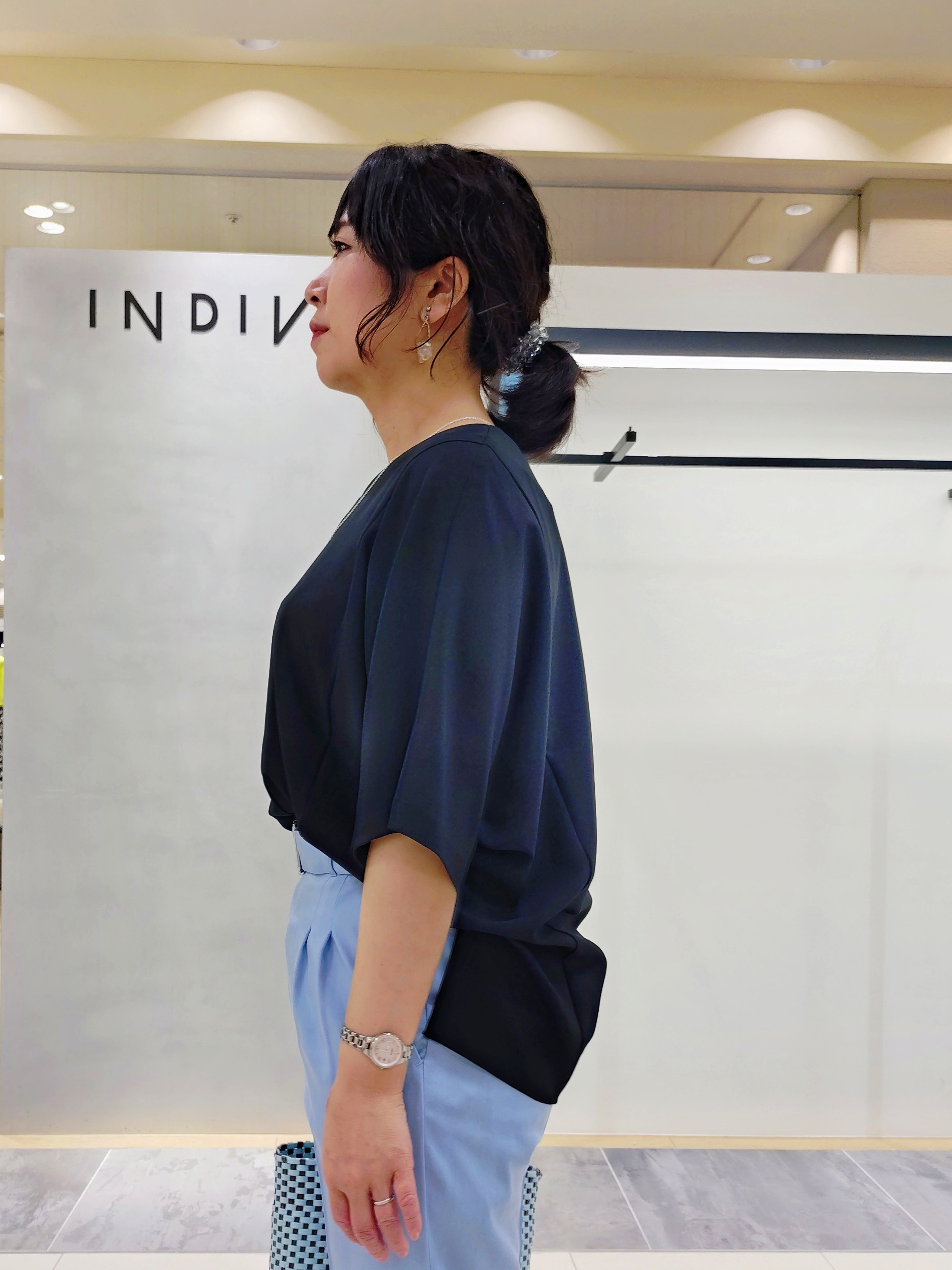 TOMOMIさんの「INDIVI｜【洗える／UVケア／SETUP可能】デニムライクテーパードパンツ」を使ったコーディネート