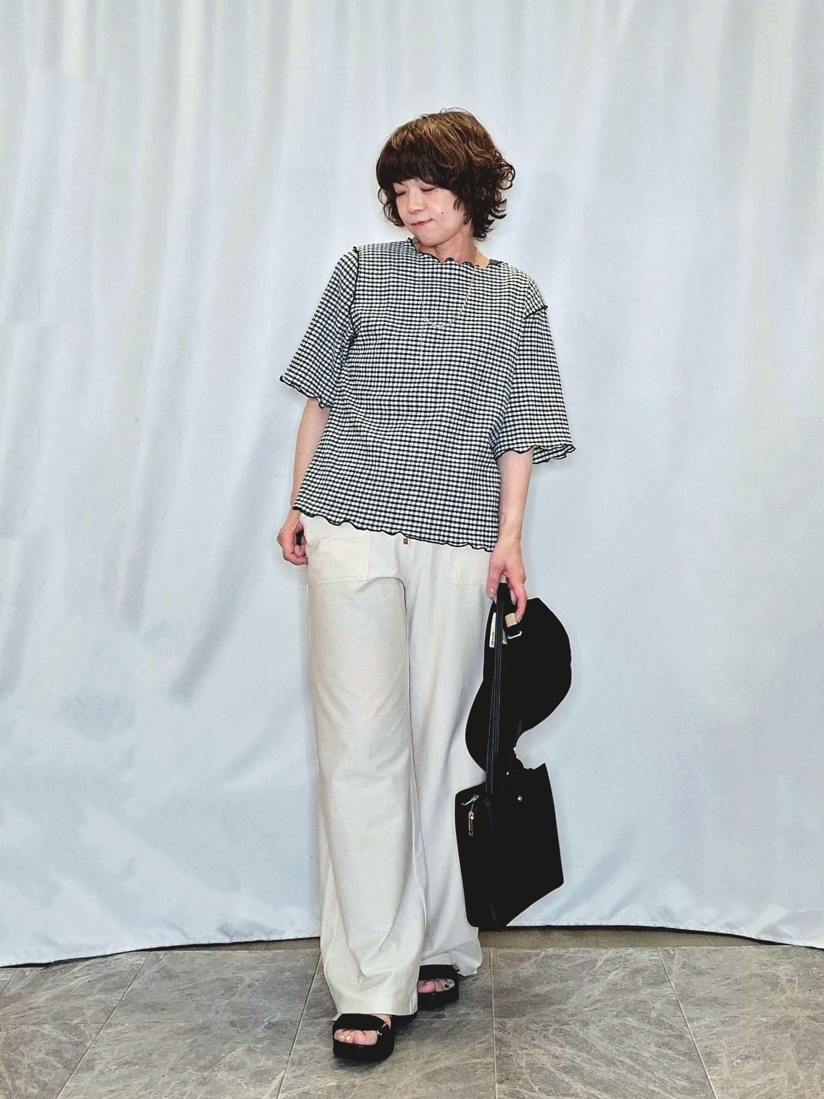 ぬーさんの「SHOO･LA･RUE｜【ひんやり/S-LL/体型カバー】ペプラムフリルとゴールドパーツが女性らしい UVパーカ」を使ったコーディネート
