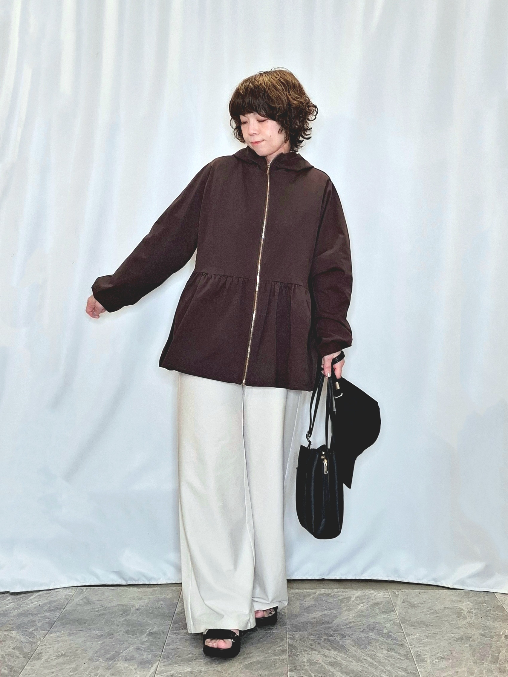 ぬーさんの「SHOO･LA･RUE｜【ひんやり/S-LL/体型カバー】ペプラムフリルとゴールドパーツが女性らしい UVパーカ」を使ったコーディネート
