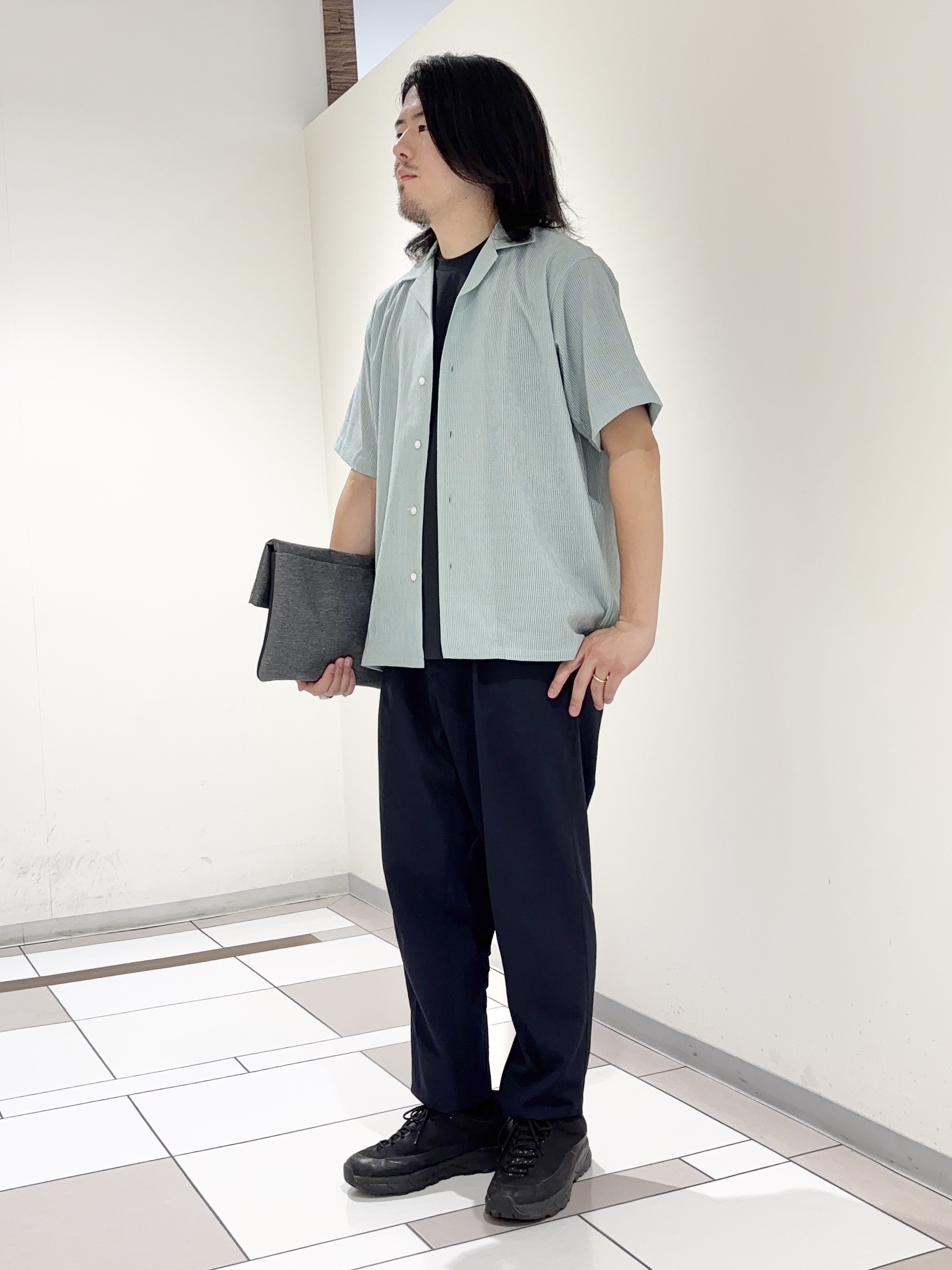及川さんの「TAKEO KIKUCHI｜【通気性】トリコットサッカー オープンカラー シャツ」を使ったコーディネート