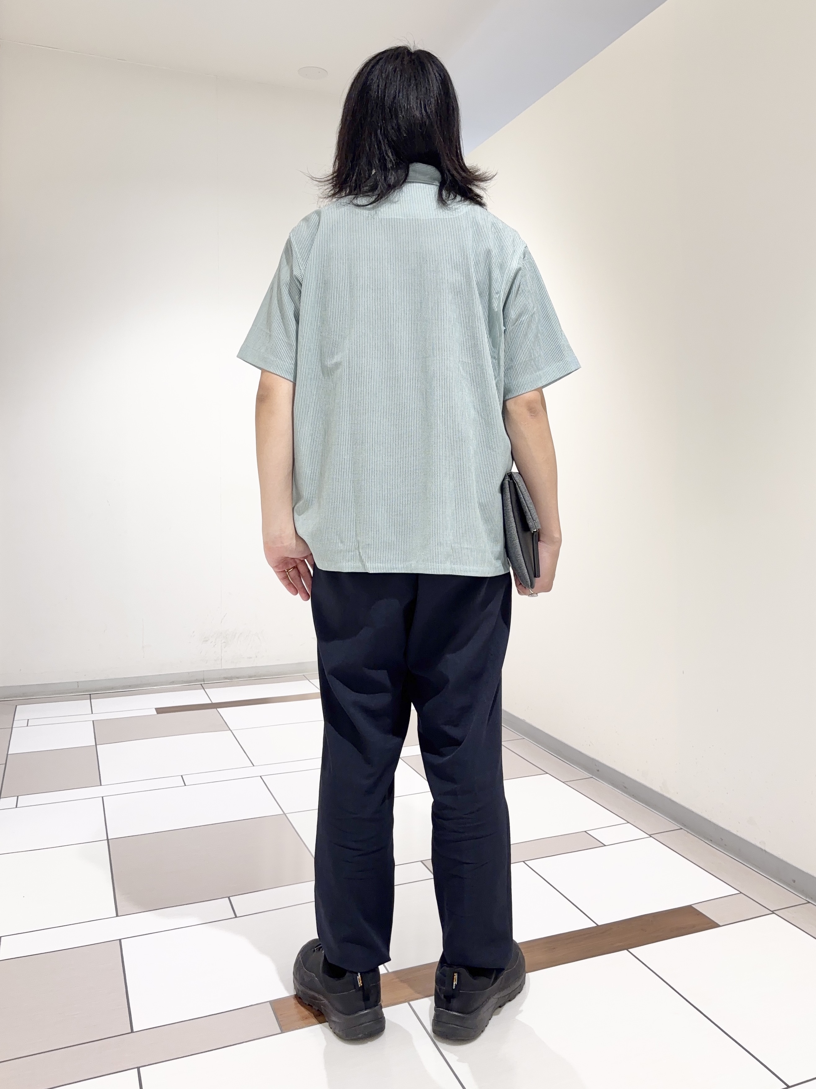 及川さんの「TAKEO KIKUCHI｜【通気性】トリコットサッカー オープンカラー シャツ」を使ったコーディネート