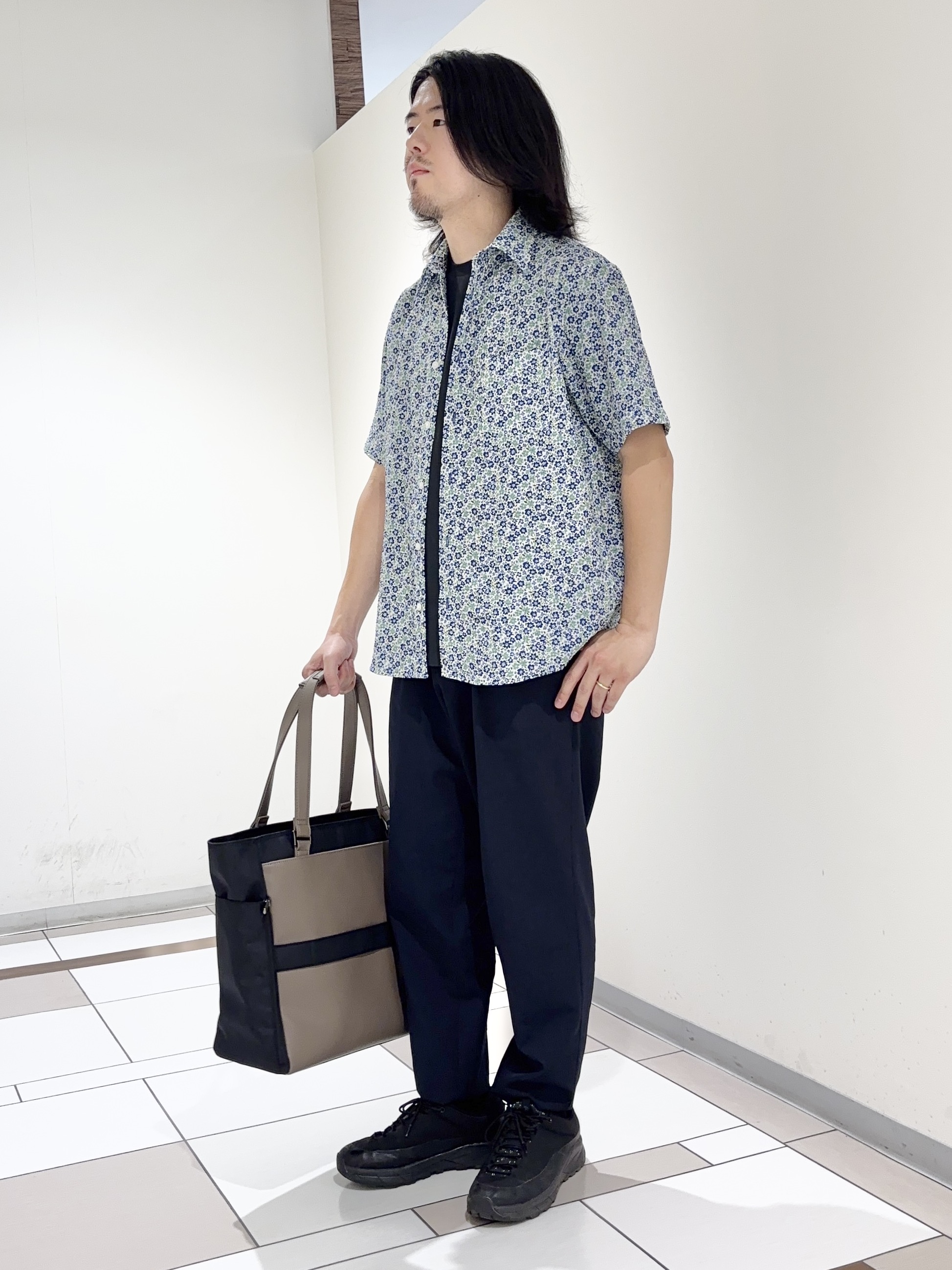 及川さんの「TAKEO KIKUCHI｜リップル小花シャツ」を使ったコーディネート