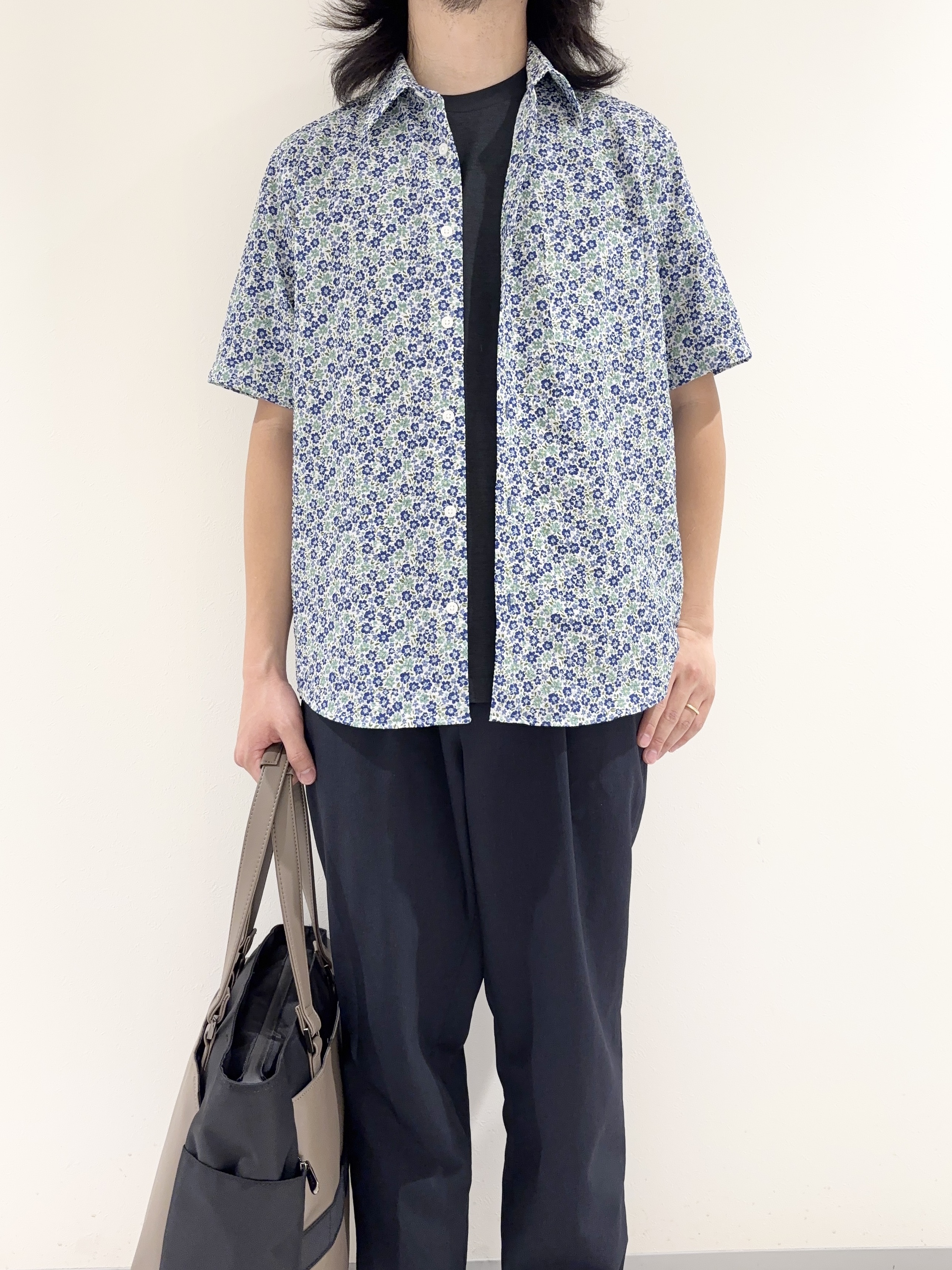 及川さんの「TAKEO KIKUCHI｜リップル小花シャツ」を使ったコーディネート