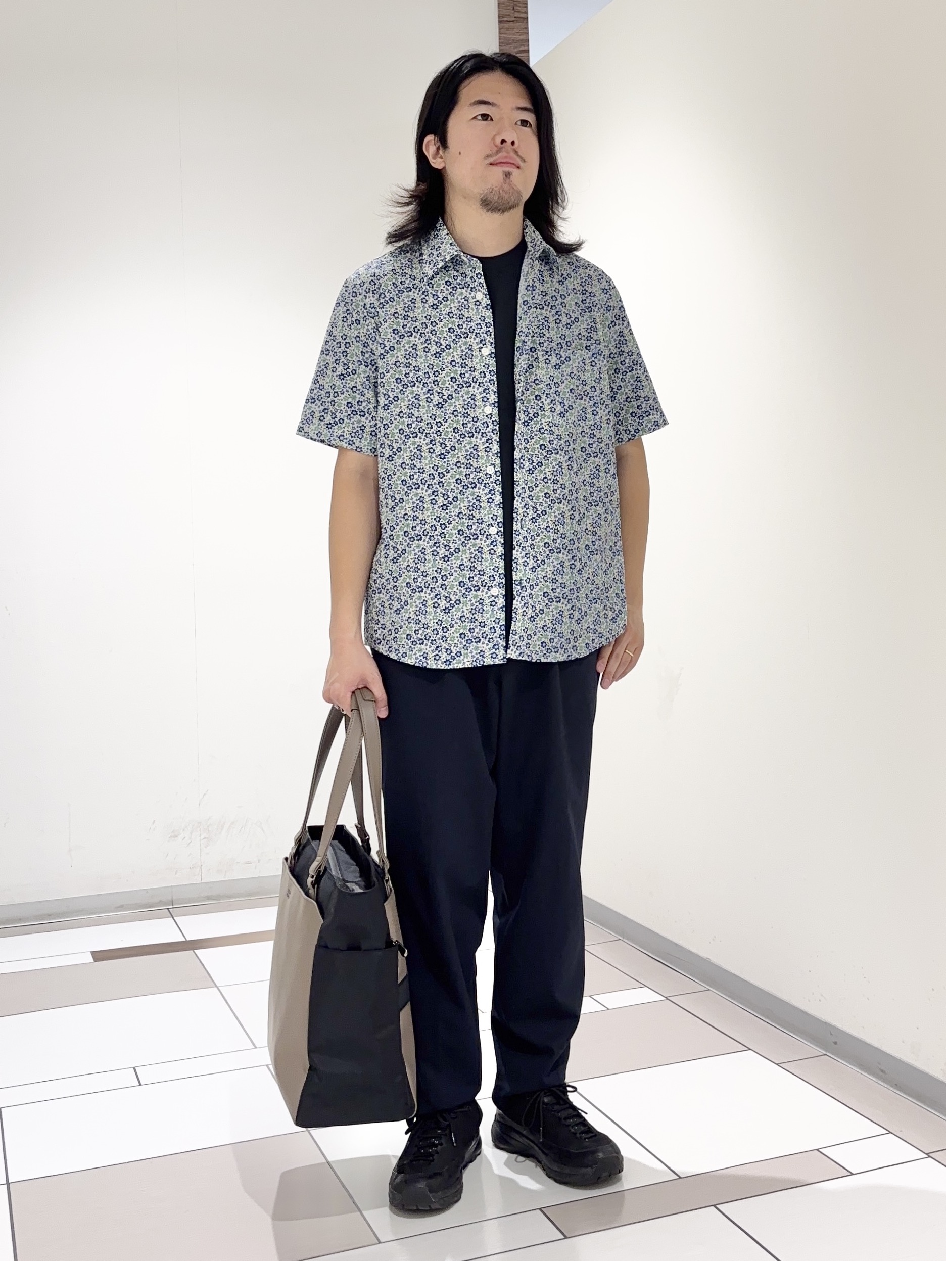 及川さんの「TAKEO KIKUCHI｜リップル小花シャツ」を使ったコーディネート