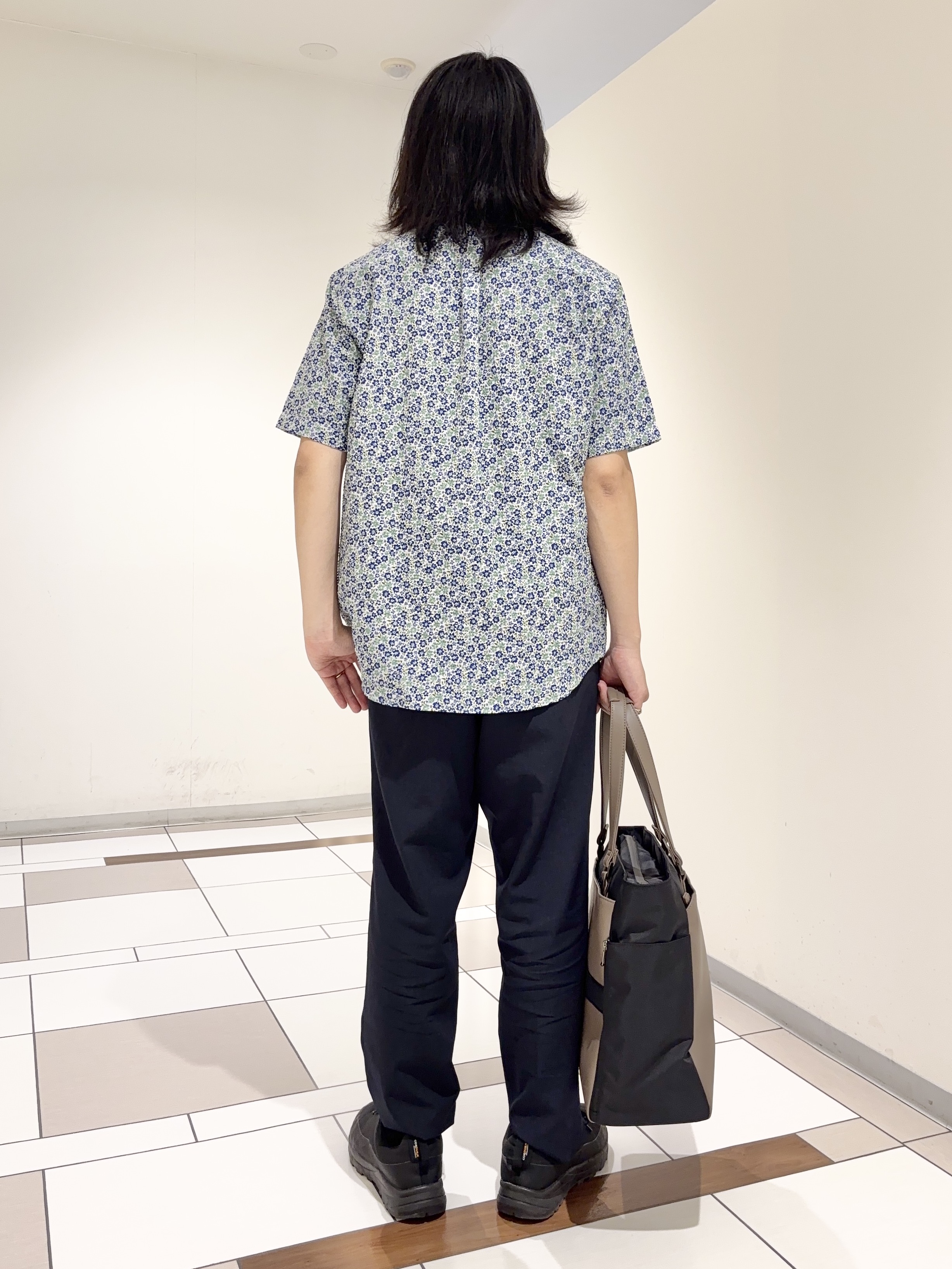 及川さんの「TAKEO KIKUCHI｜リップル小花シャツ」を使ったコーディネート