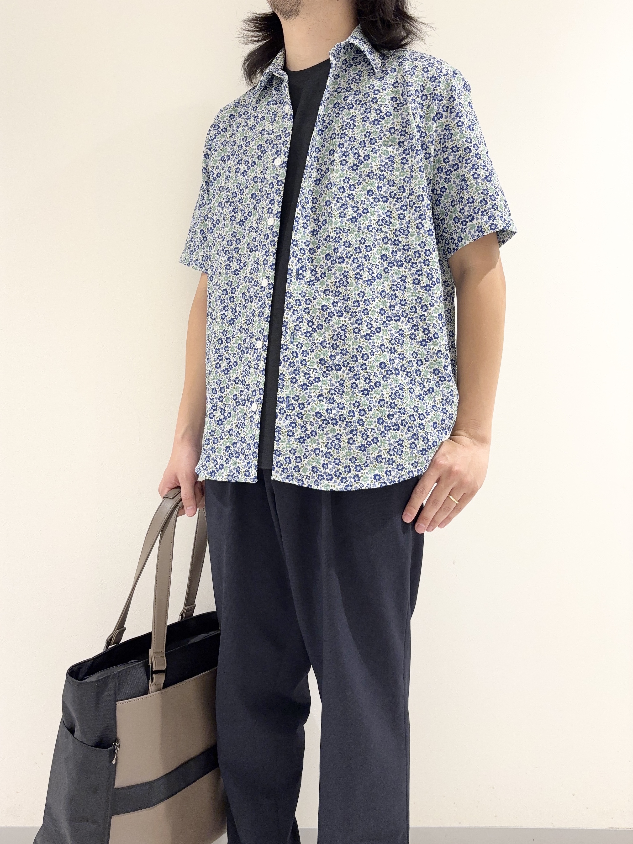 及川さんの「TAKEO KIKUCHI｜リップル小花シャツ」を使ったコーディネート