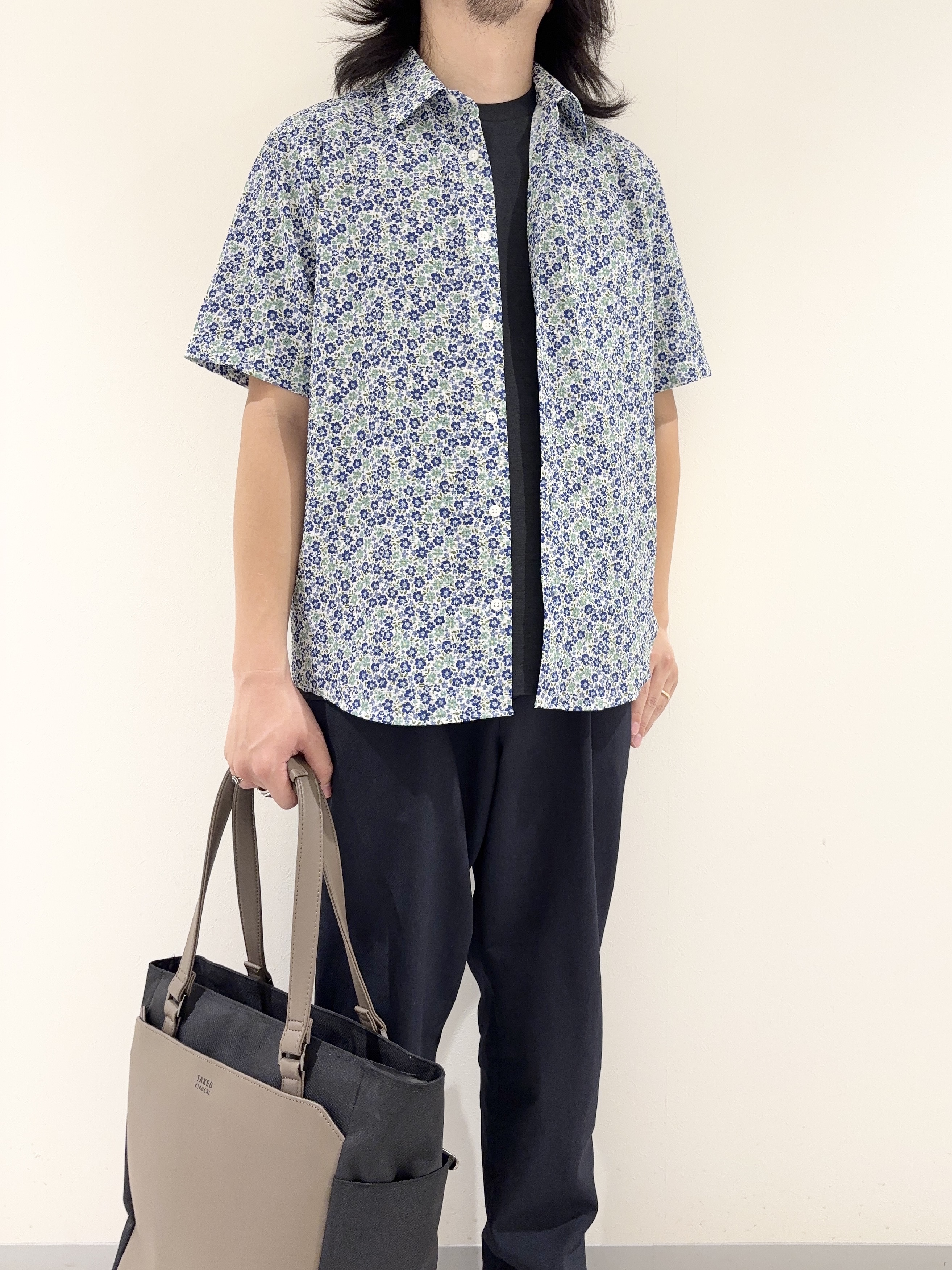 及川さんの「TAKEO KIKUCHI｜リップル小花シャツ」を使ったコーディネート