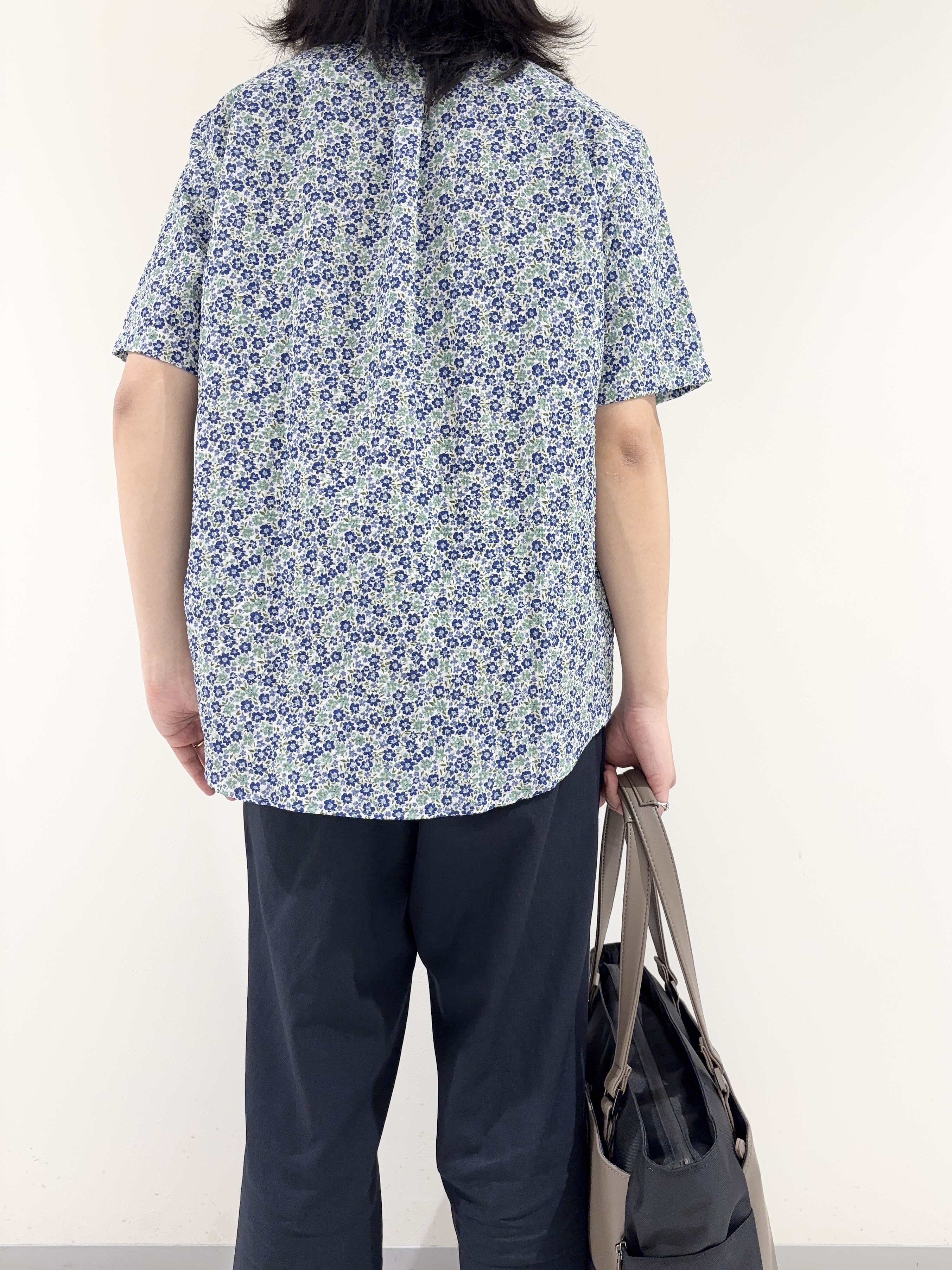 及川さんの「TAKEO KIKUCHI｜リップル小花シャツ」を使ったコーディネート
