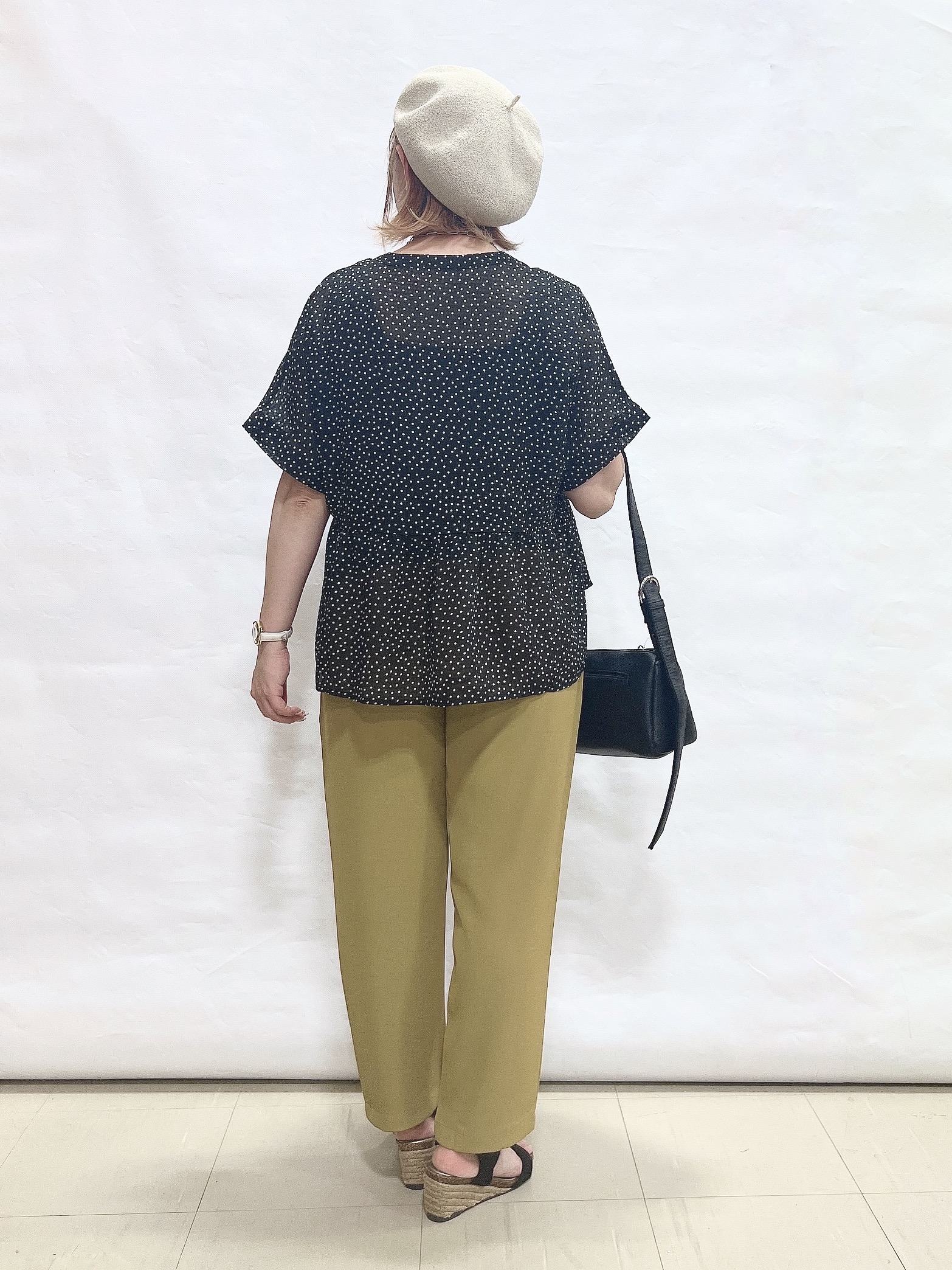 YUIさんの「SHOO･LA･RUE｜【体型カバー/洗濯機可】二の腕とお腹周りが隠せる シアーペプラムブラウス」を使ったコーディネート