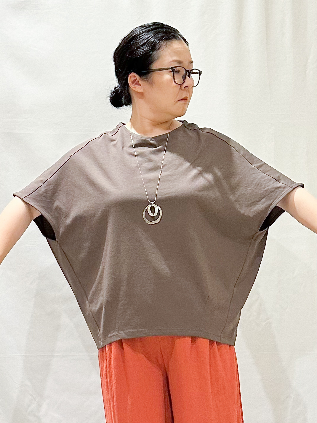 umeさんの「SHOO･LA･RUE｜【ひんやり/体型カバー】インせず着られる 上品見えのドルマントップス」を使ったコーディネート