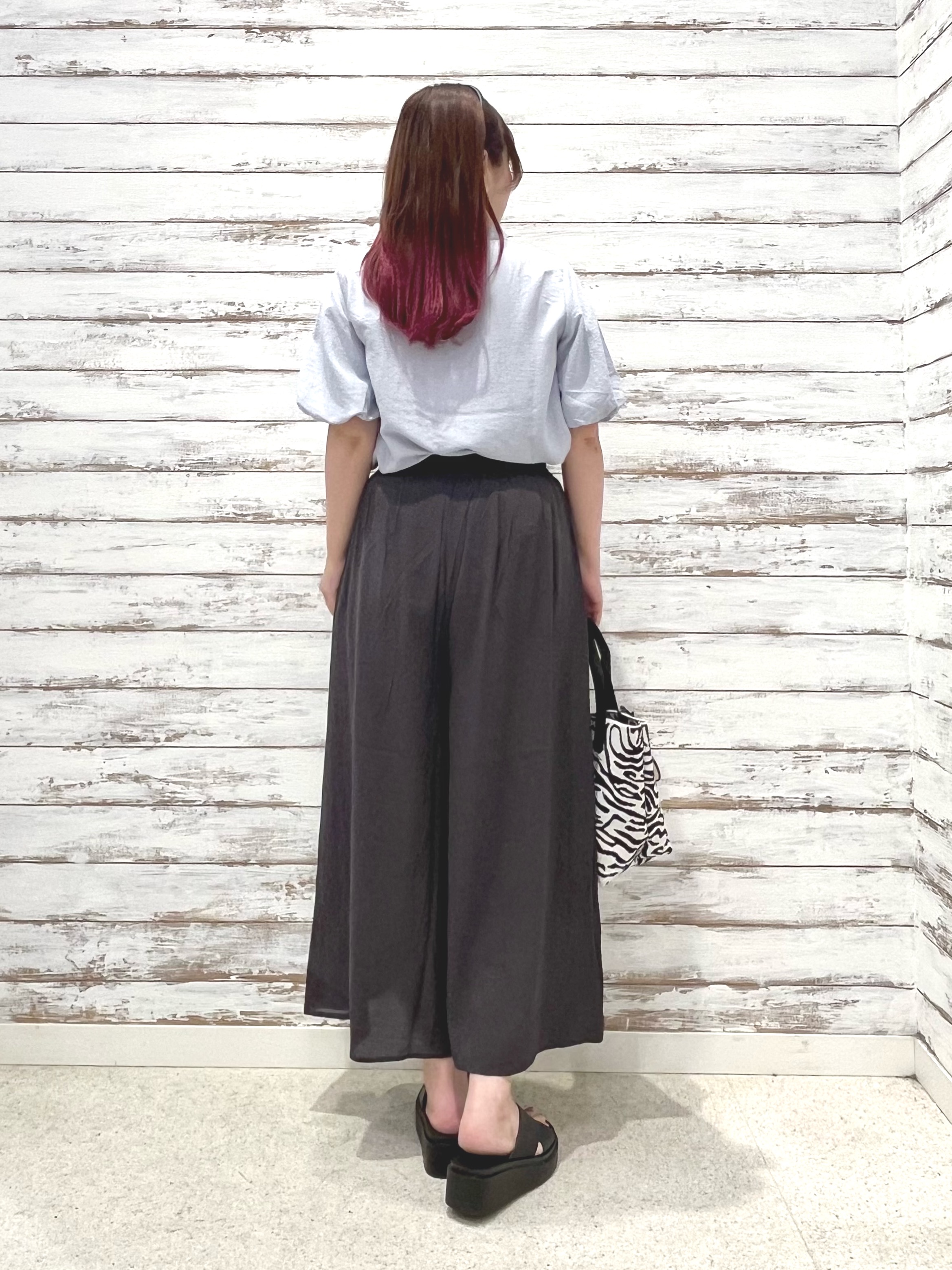ゆっきーさんの「SHOO･LA･RUE｜【S-LL/洗濯機可】バルーンスリーブ　キーネックブラウス」を使ったコーディネート