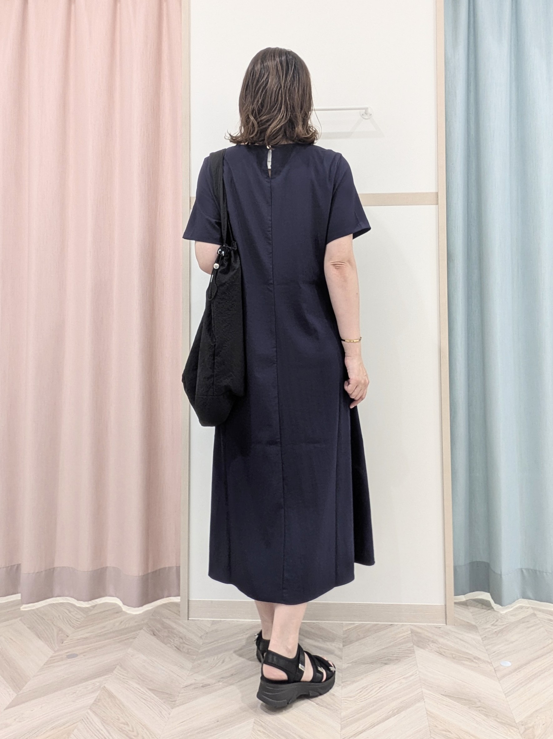 miyuさんの「SHOO･LA･RUE｜【ひんやり/洗濯機可/体型カバー】二の腕隠れる ゆるっと襟ギャザーレーヨンブラウス」を使ったコーディネート